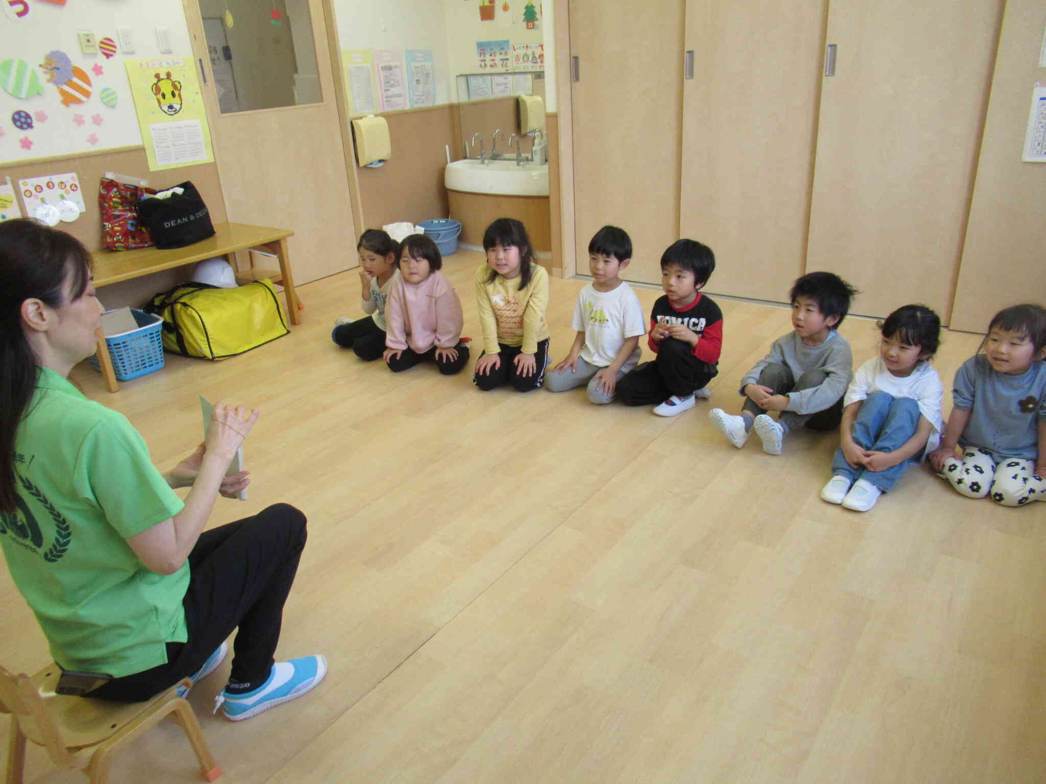 英語の先生の話を集中して聴く５歳児クラス：きりん組