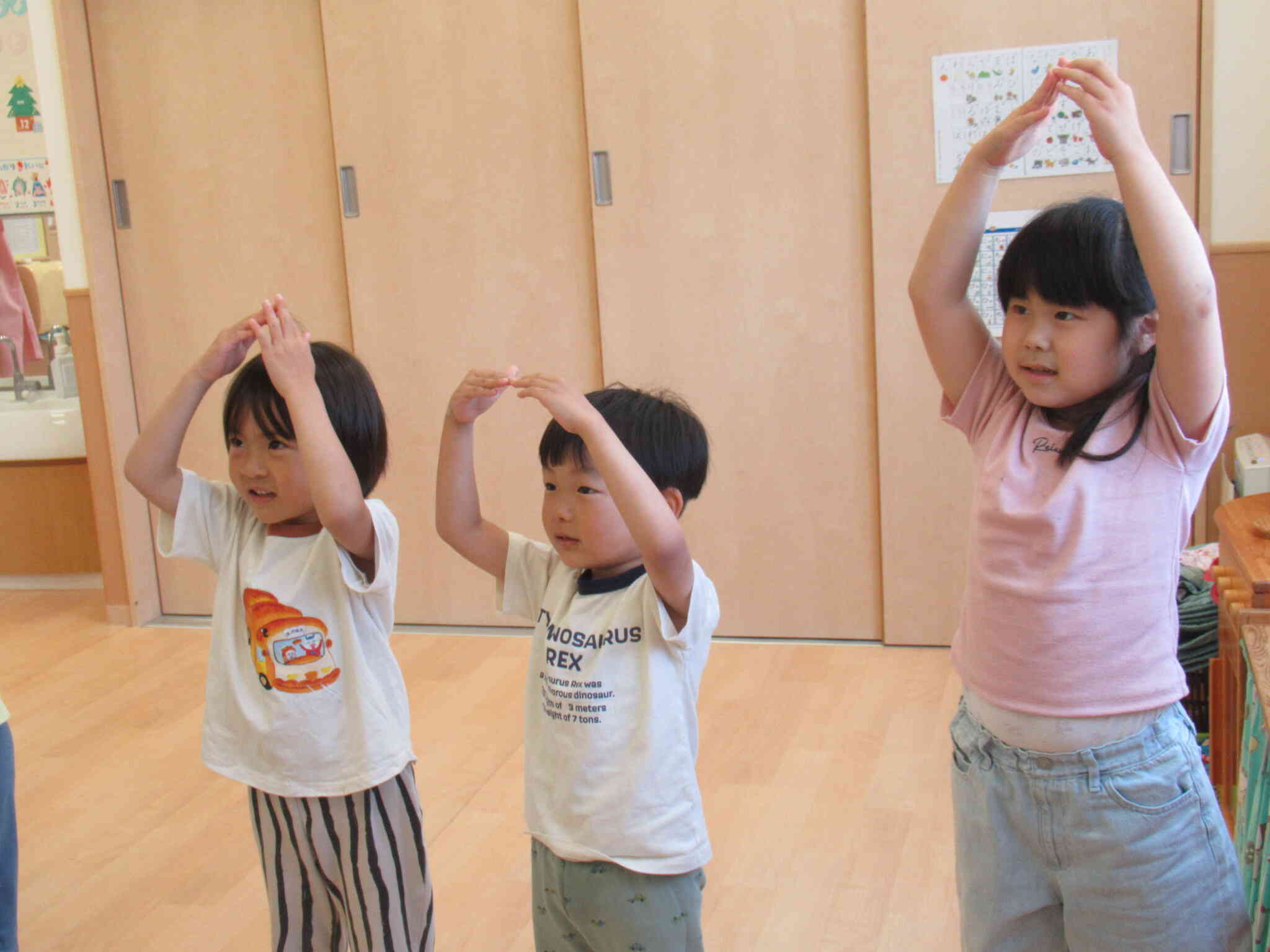 きりん組（５歳児クラス）では英語で1～30までrepeatしながら言えるようになってきました。