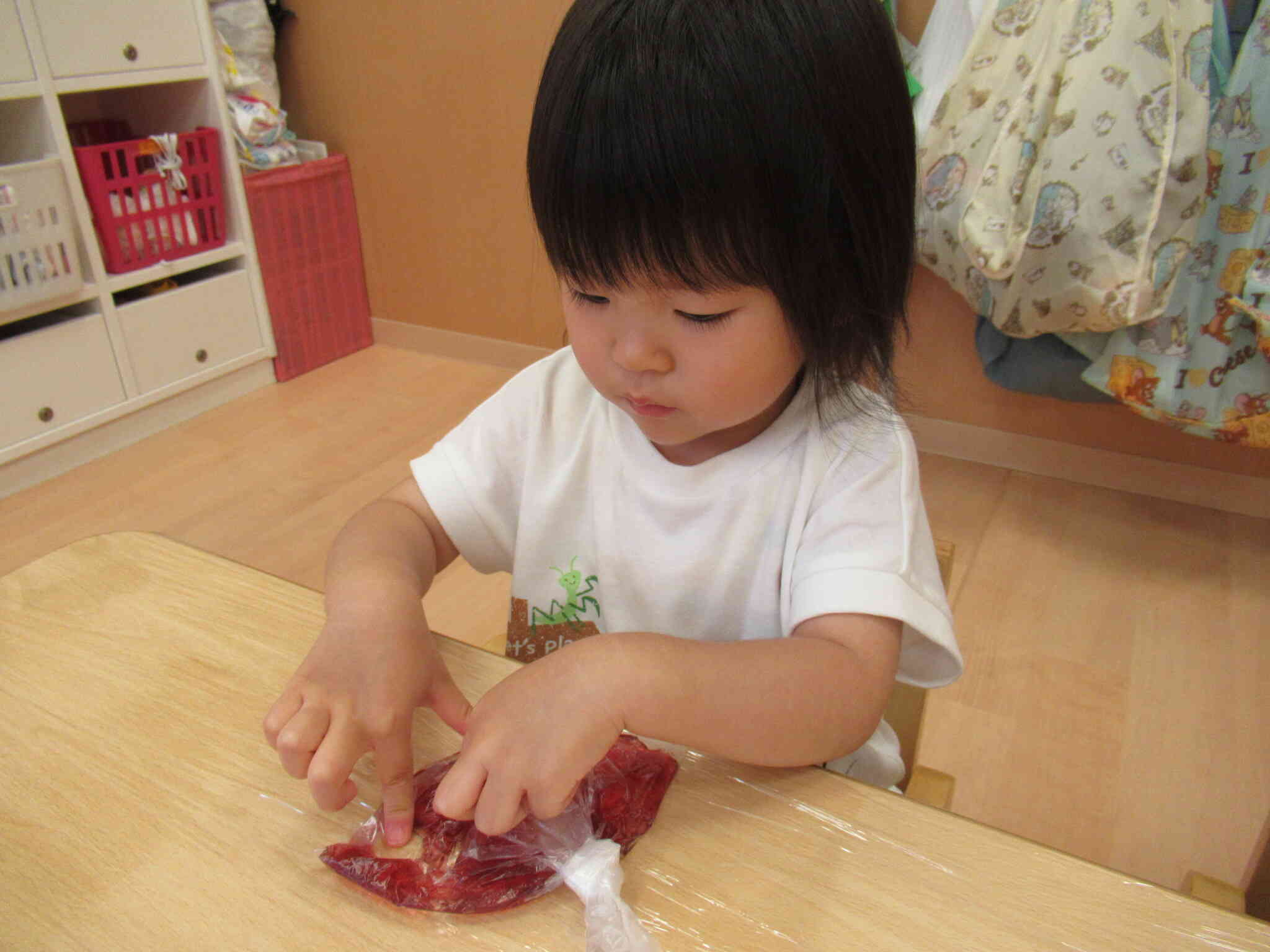 指でも感触を味わっています。