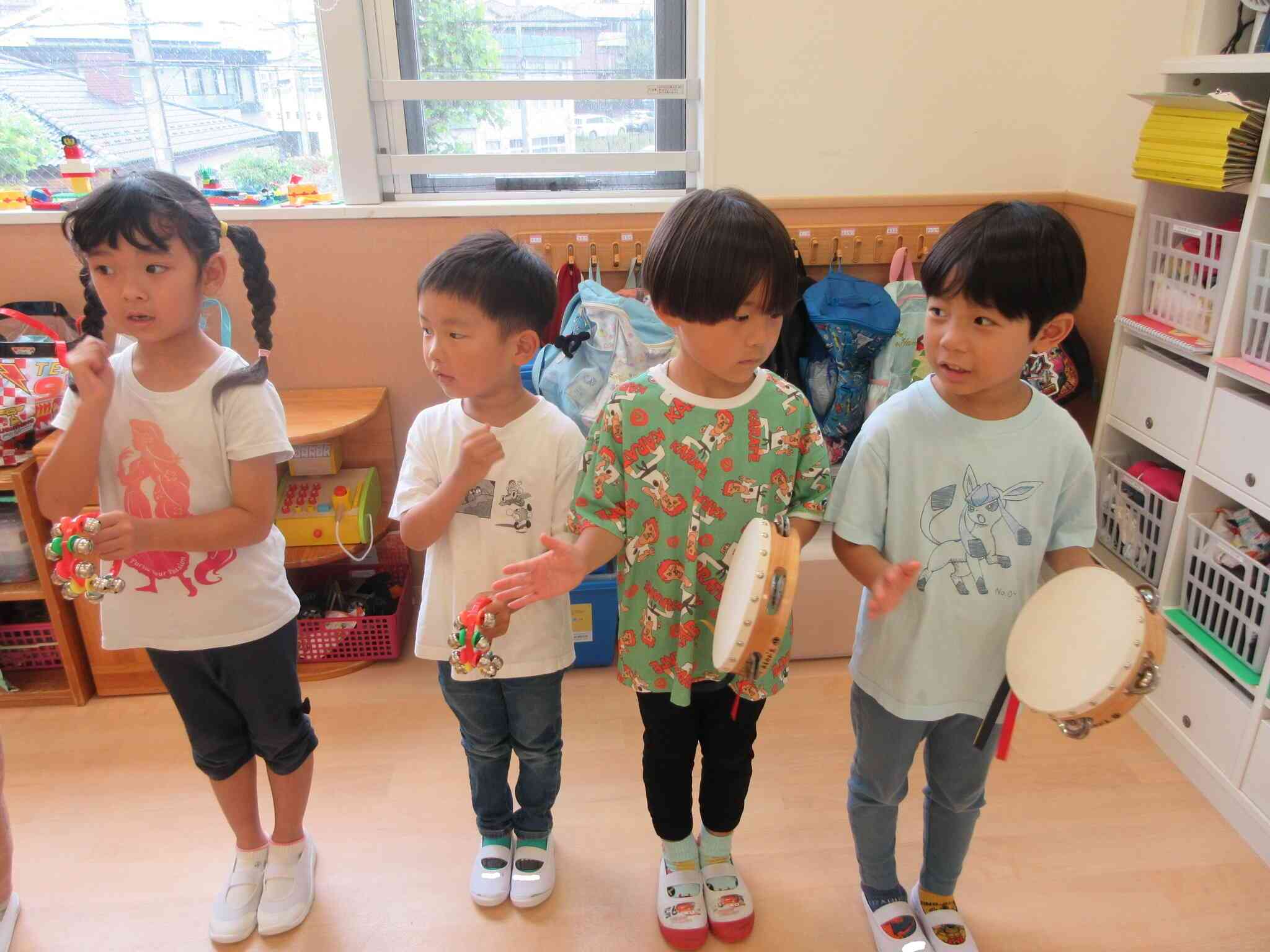 リズムに合わせて演奏いたします。