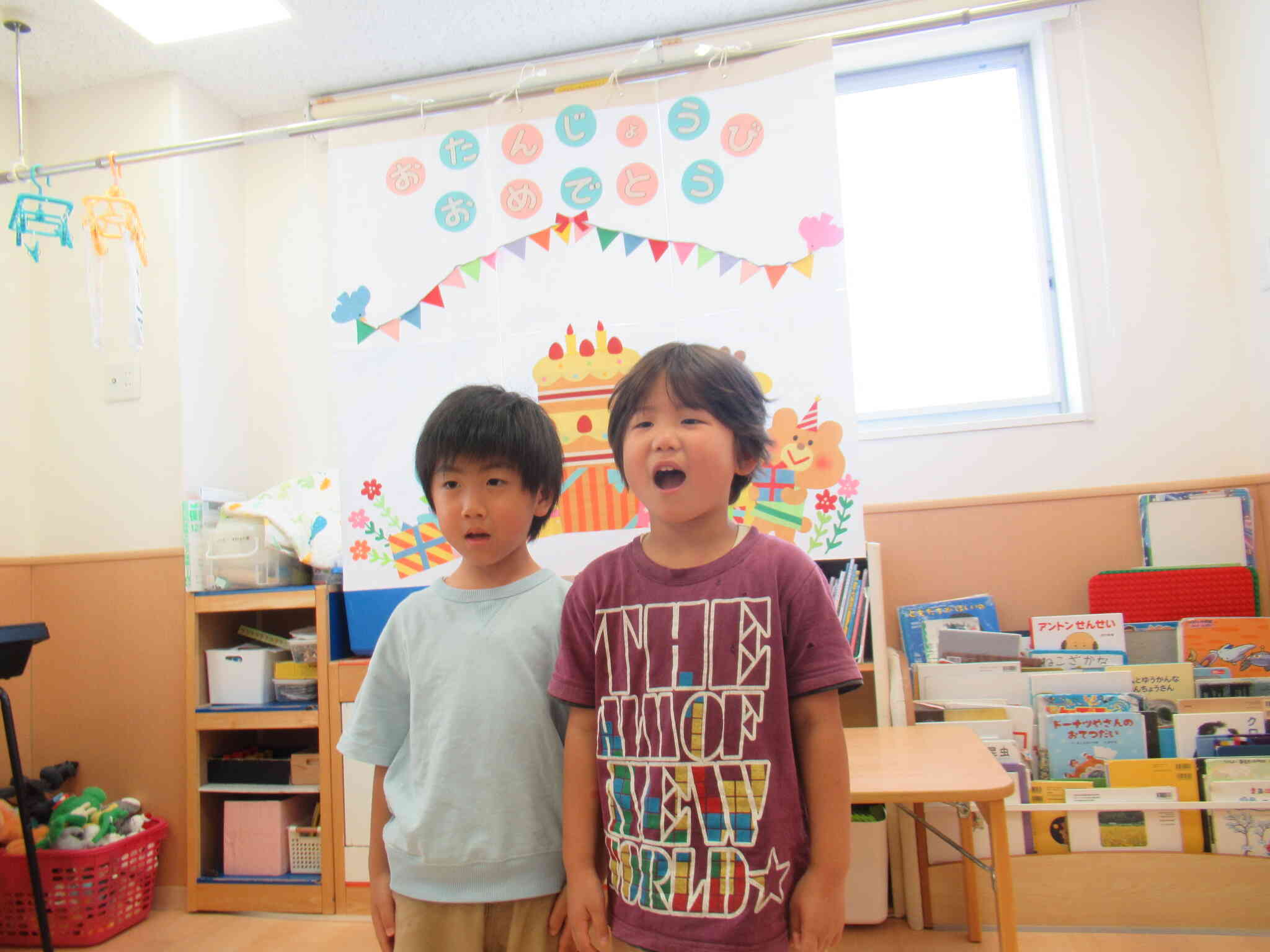 ５歳児クラス：きりん組のお友だちの元気いっぱいの第一声で誕生会がはじまりました。