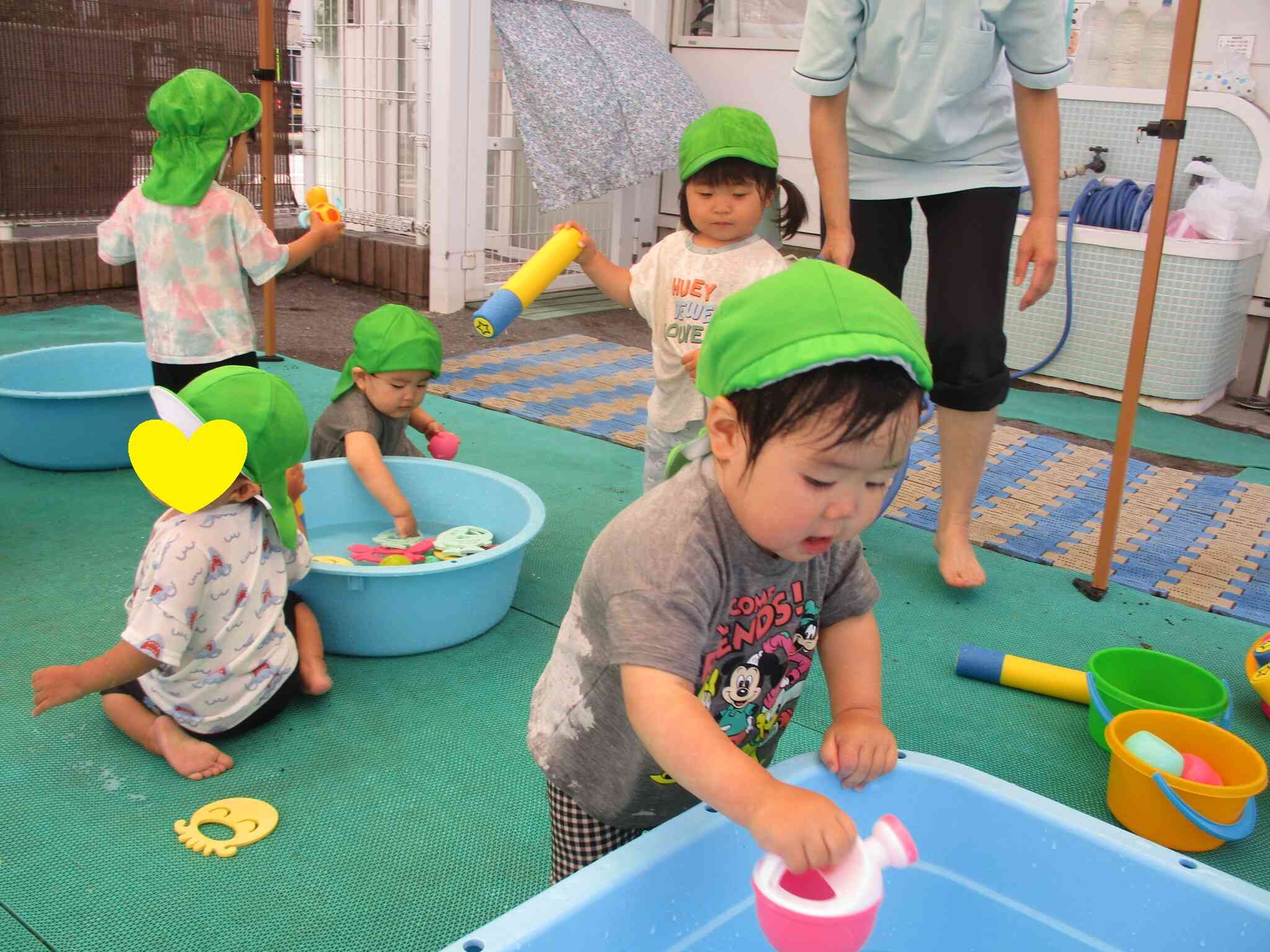 小さいじょうろに水を入れてみます！