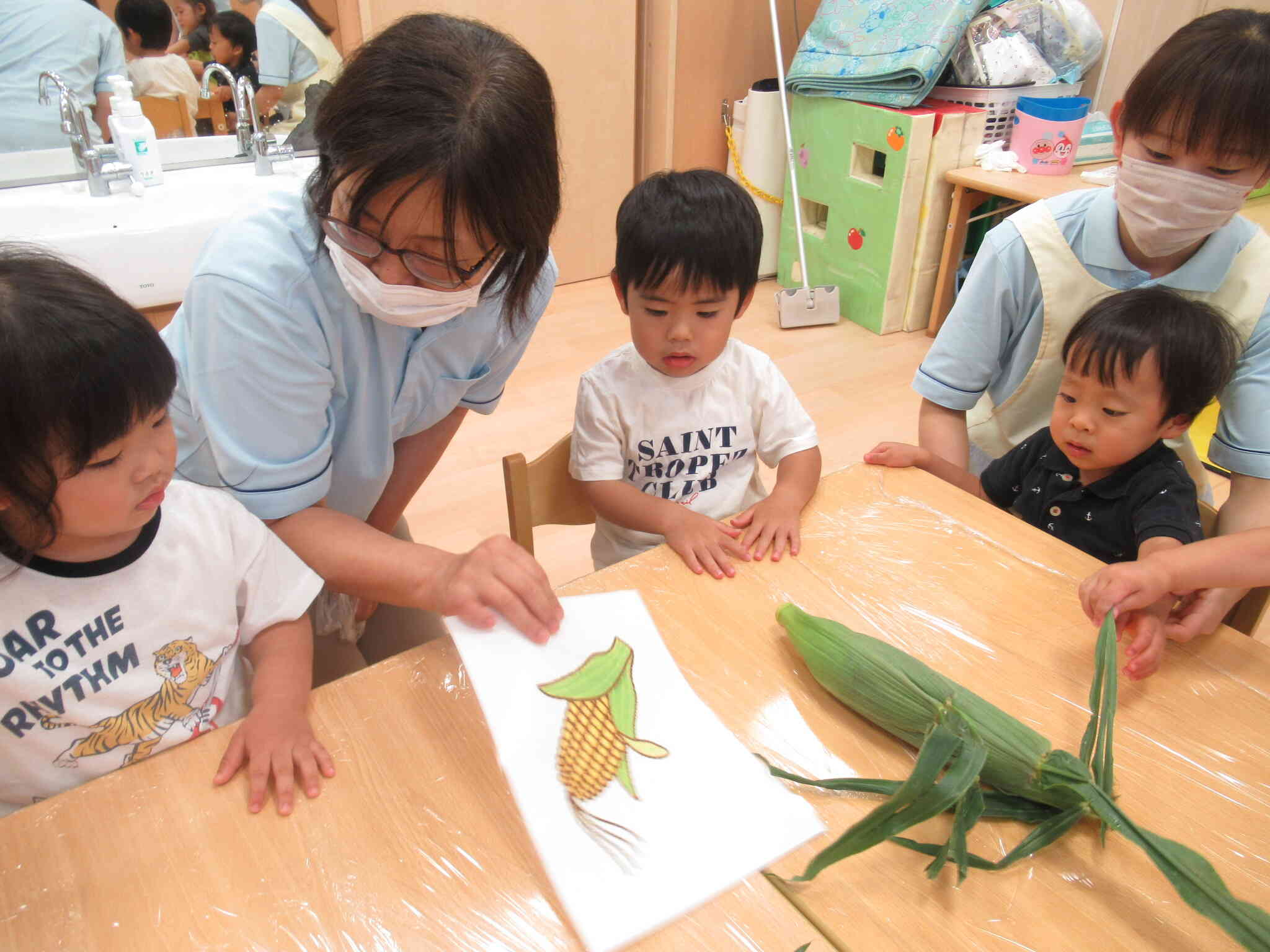 食育：おもいっきりとうもろこしに触れてみよう！【１,２歳児クラス編】