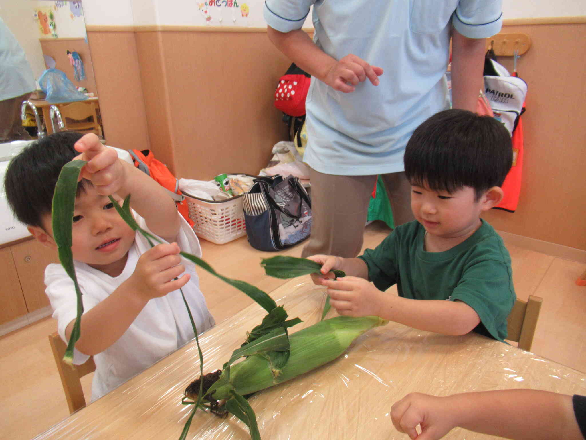 食育：おもいっきりとうもろこしの皮むき【３.４歳児クラス編】