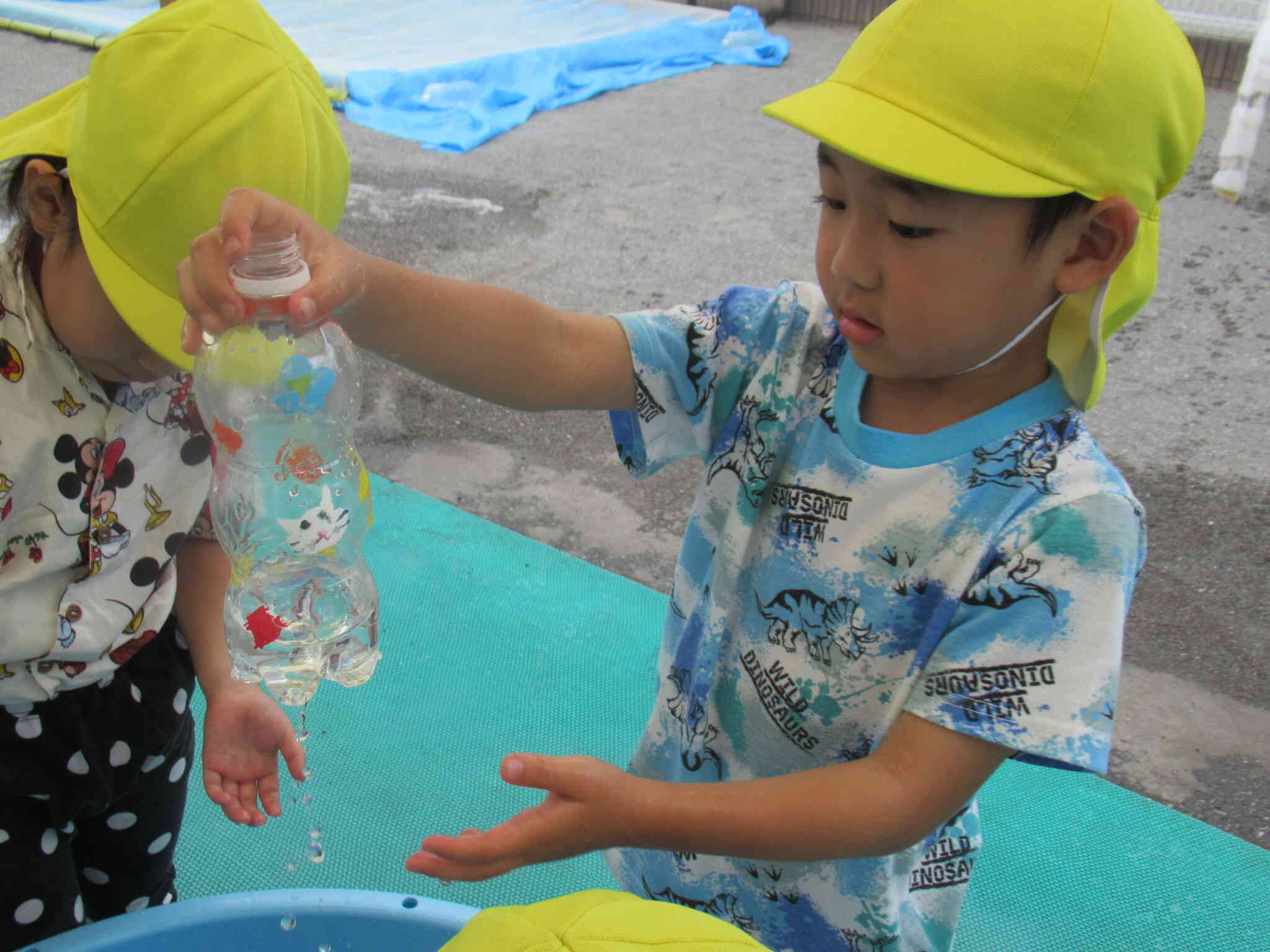 ペットボトルに水を入れて噴水ができました！