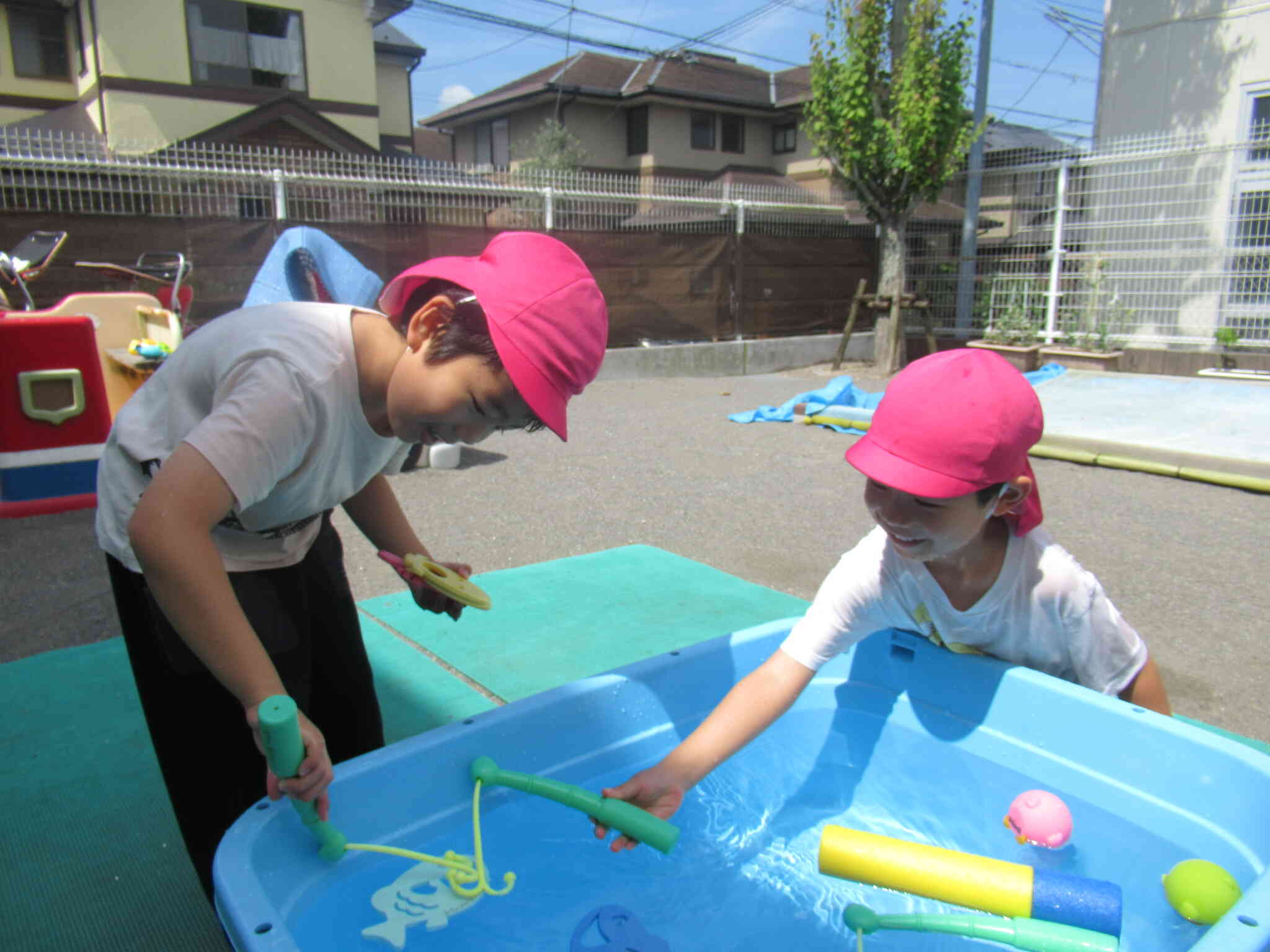 さかな釣りではお友だちと何匹釣れるか競争!