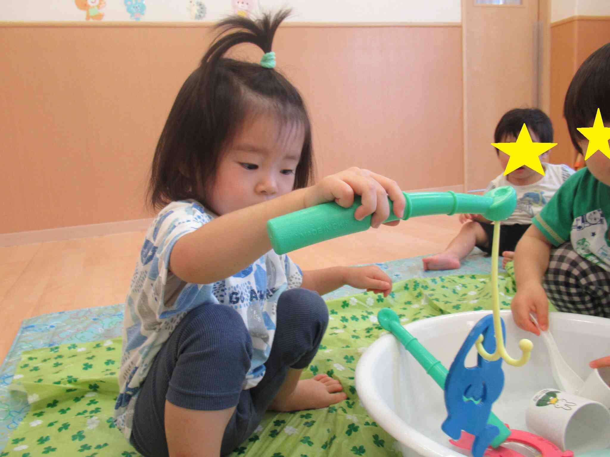 手首を上手に動かし釣竿を使っておさかなを釣りました！