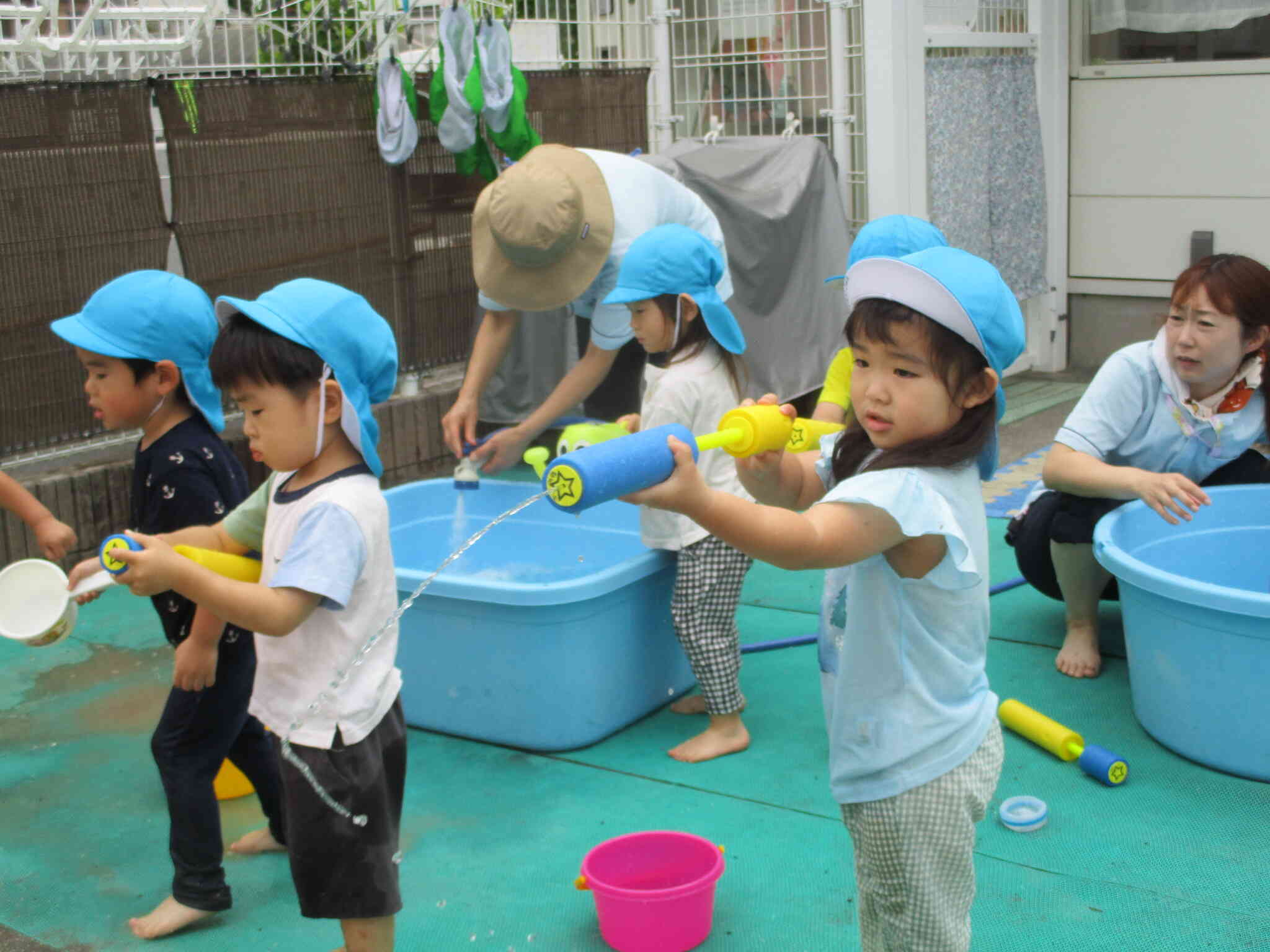 2歳児クラス：うさぎ組のおともだちも水鉄砲がとっても上手にできるようになりました！