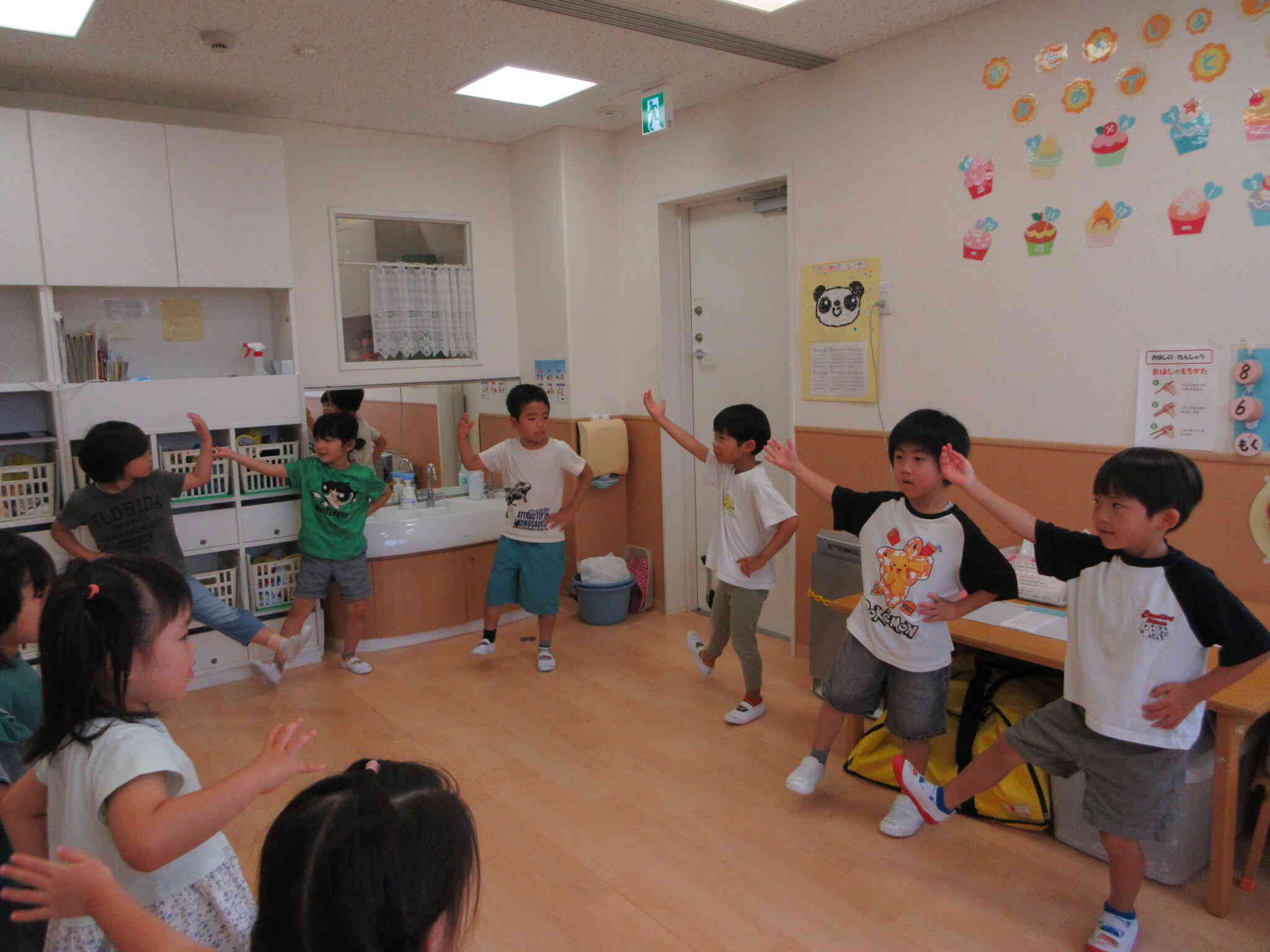 腕も大きく動かします！