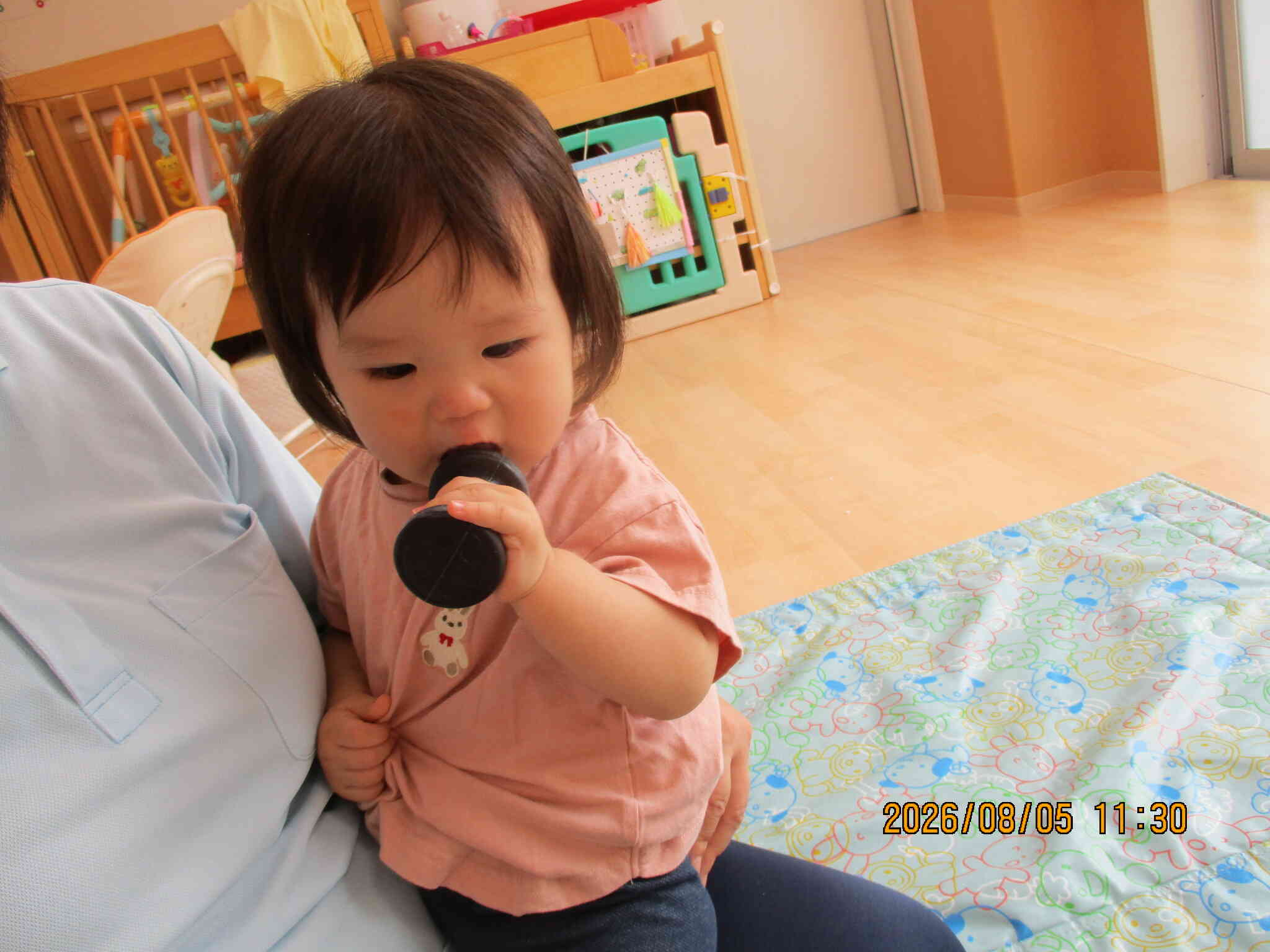 保育者のお膝の上で遊びます！