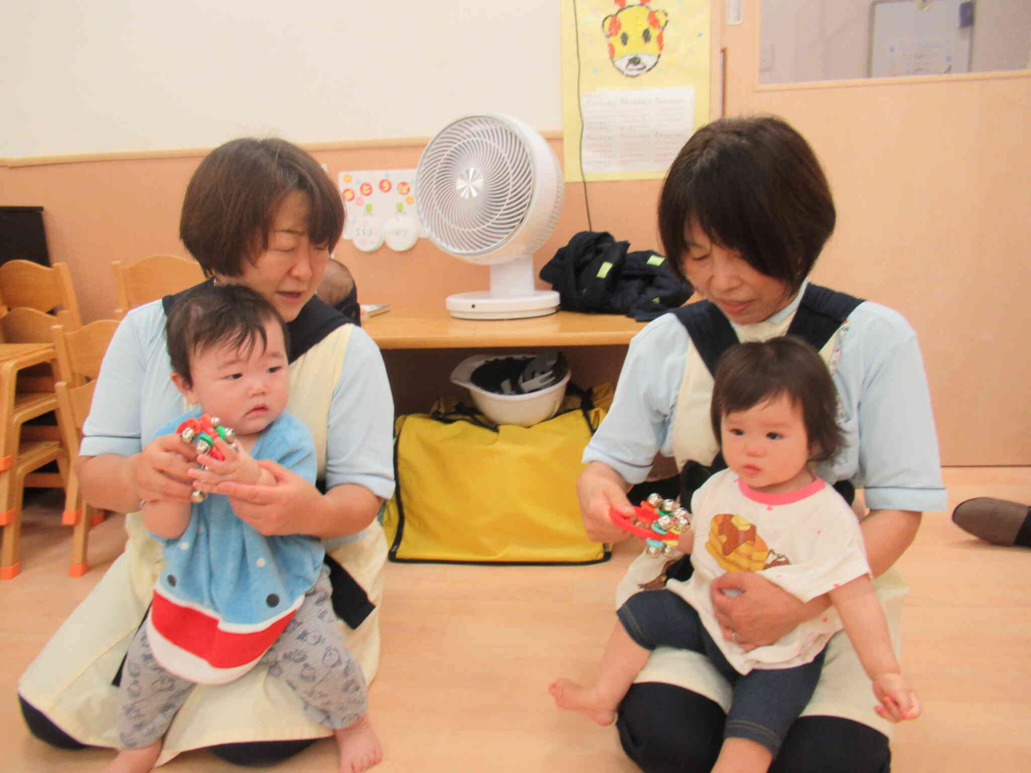 ０歳児クラス：ひよこ組のお友だちもすずをならします！