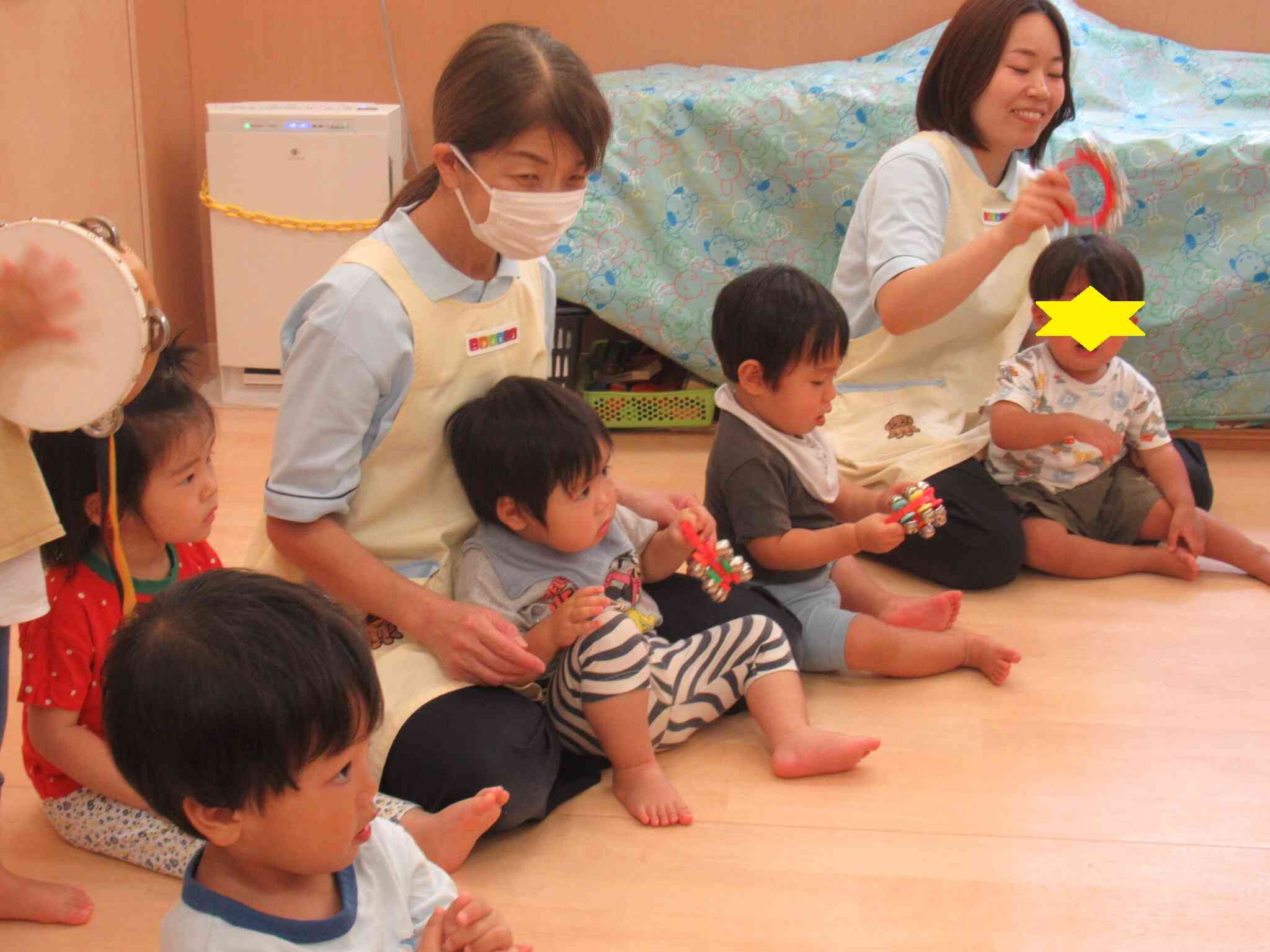 １歳児クラス：あひる組のお友だちもピアノの音に合わせてすずをならします！