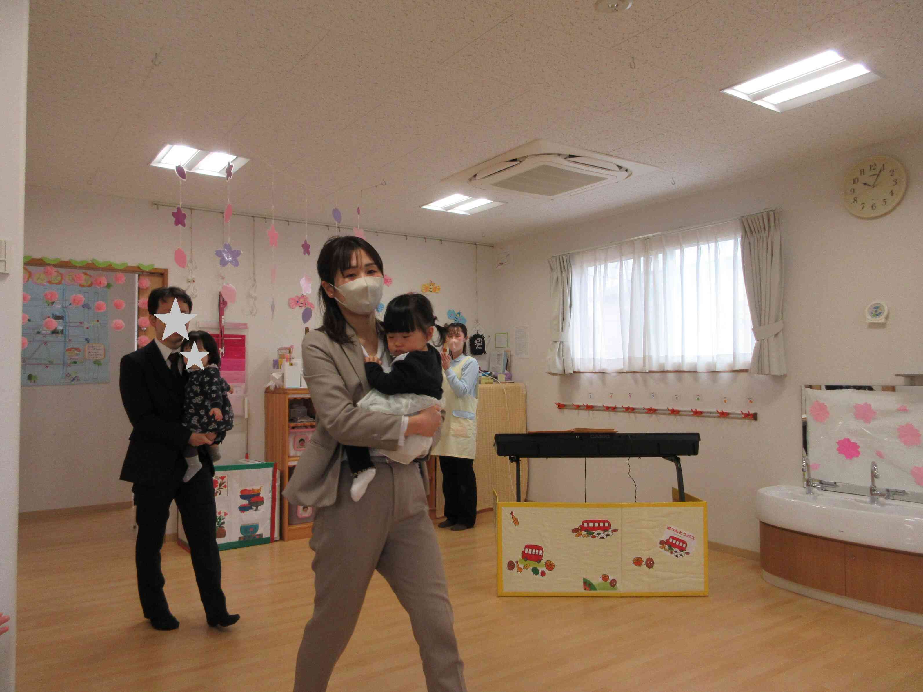 お家の人と一緒に入場です