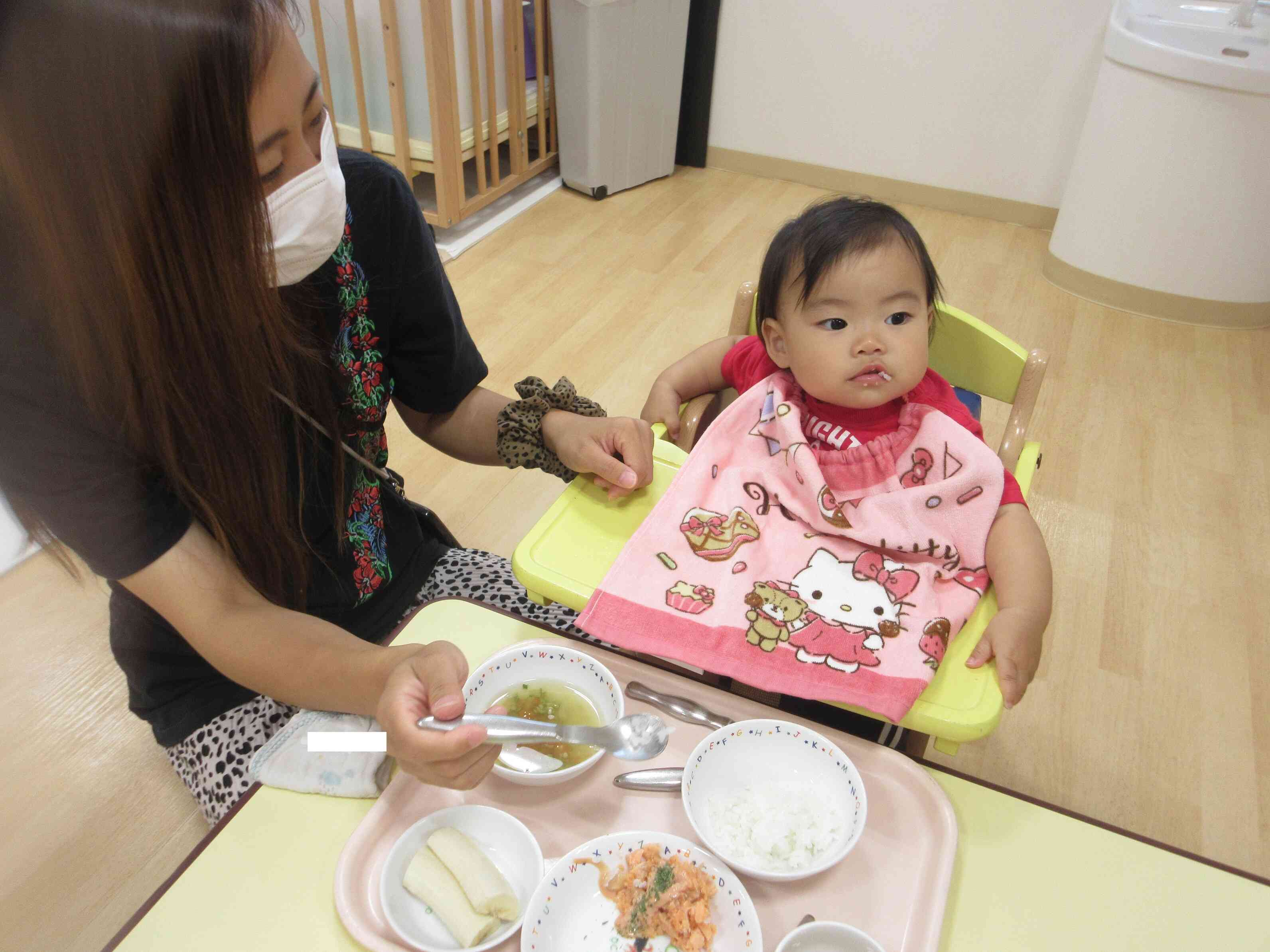 初めての給食～おいしいな（0歳児）～