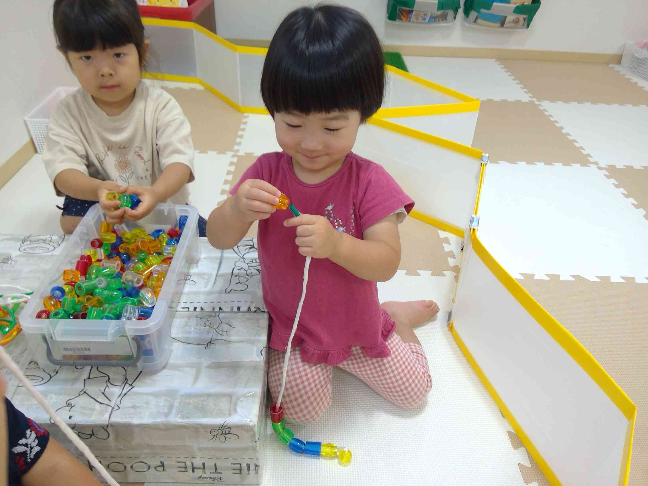 うさぎ組～紐通し遊び～