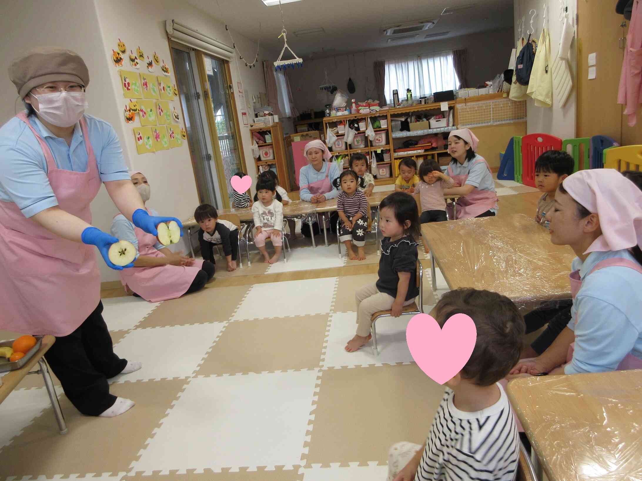 リンゴの断面に興味津々な子どもたち！