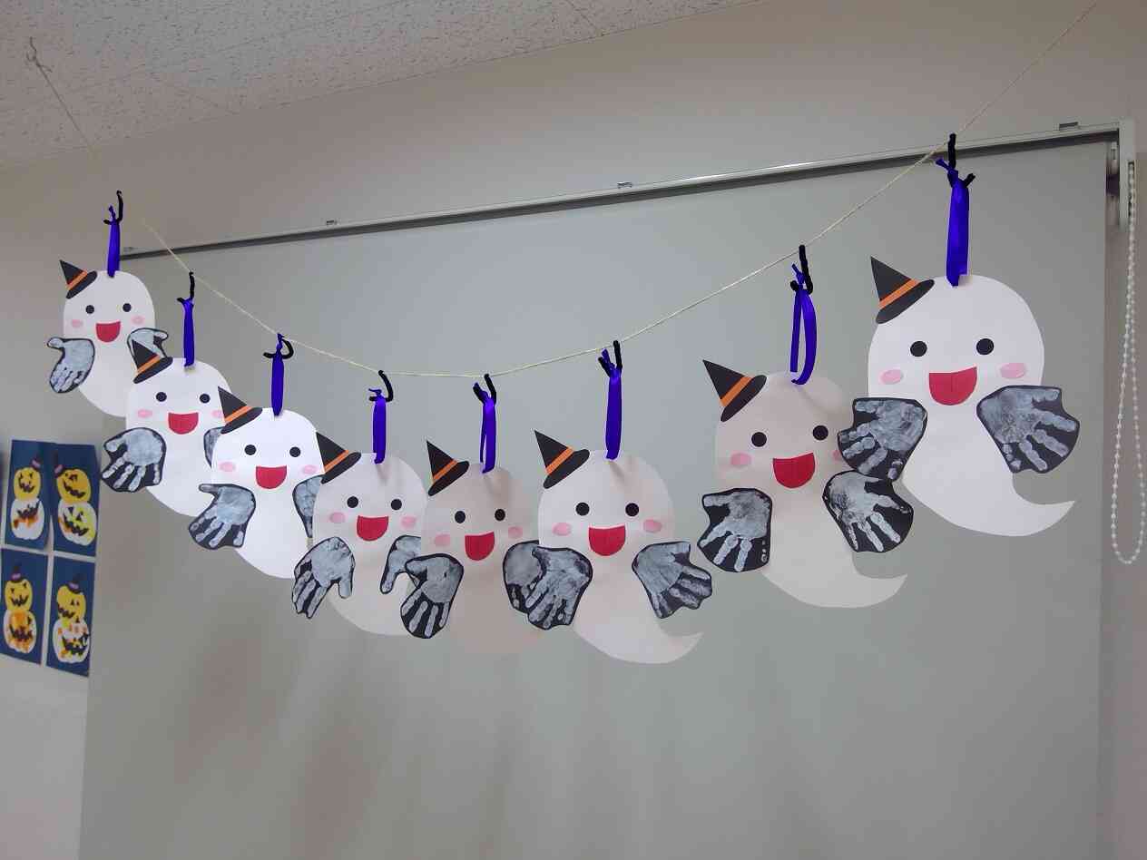 あひる組(1歳児)～10月の制作の様子～