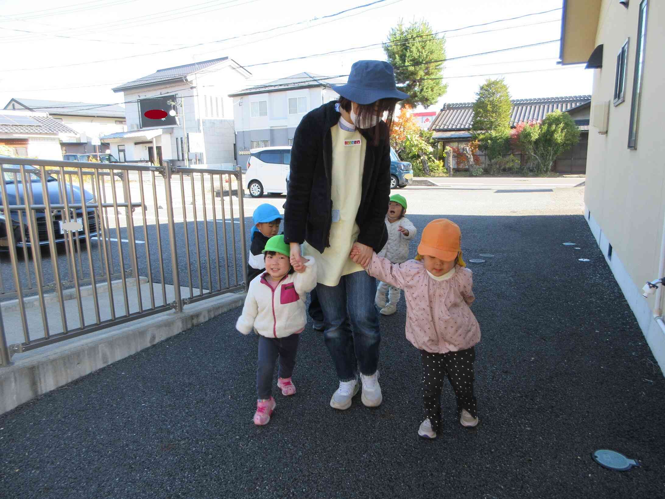 みんなママ先生と手をつなぎたい！！「じゅんばんこ」でつないでもらったよ