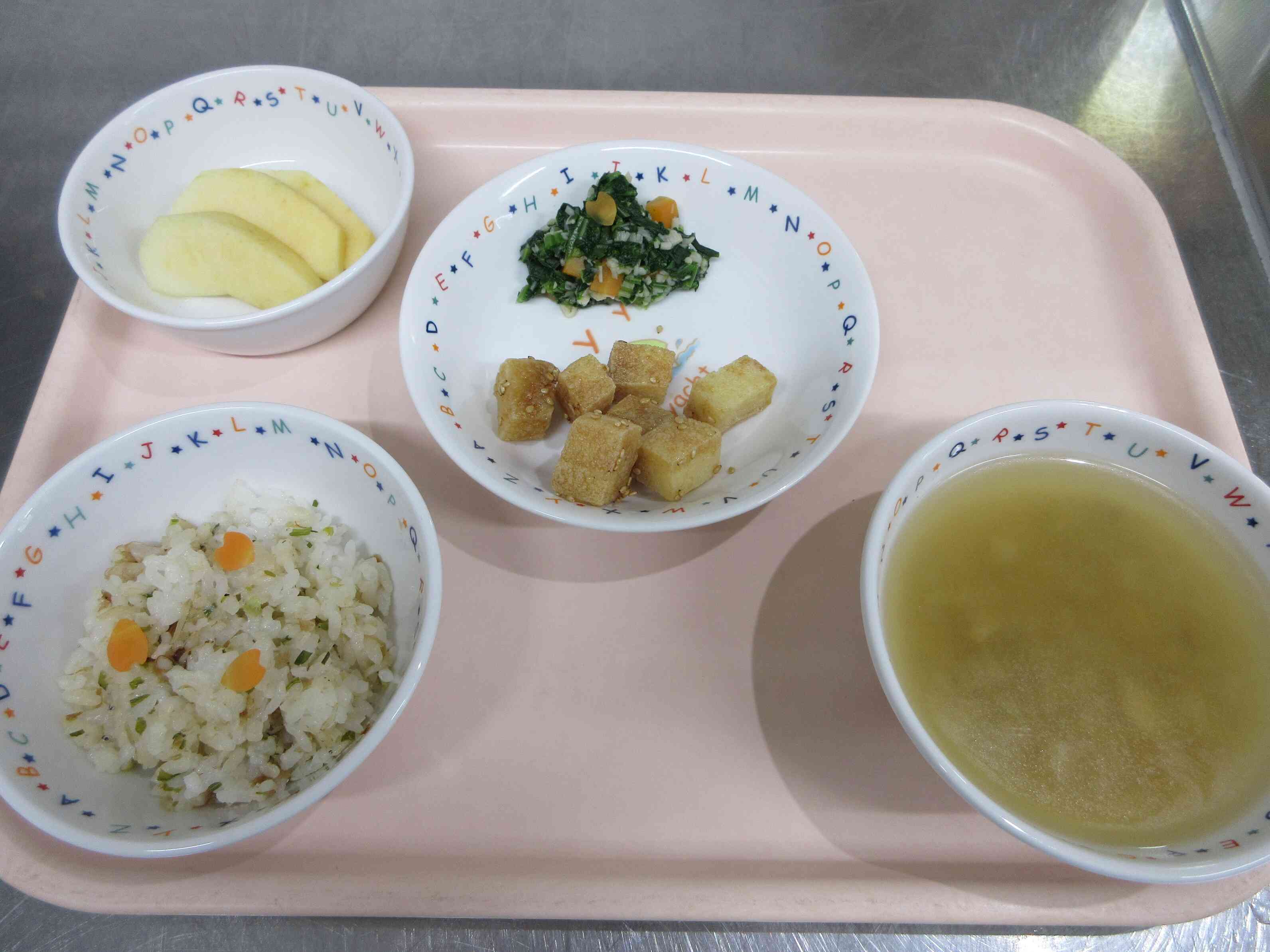 この日の給食は特別メニュー。地元特産の食材を使いました!