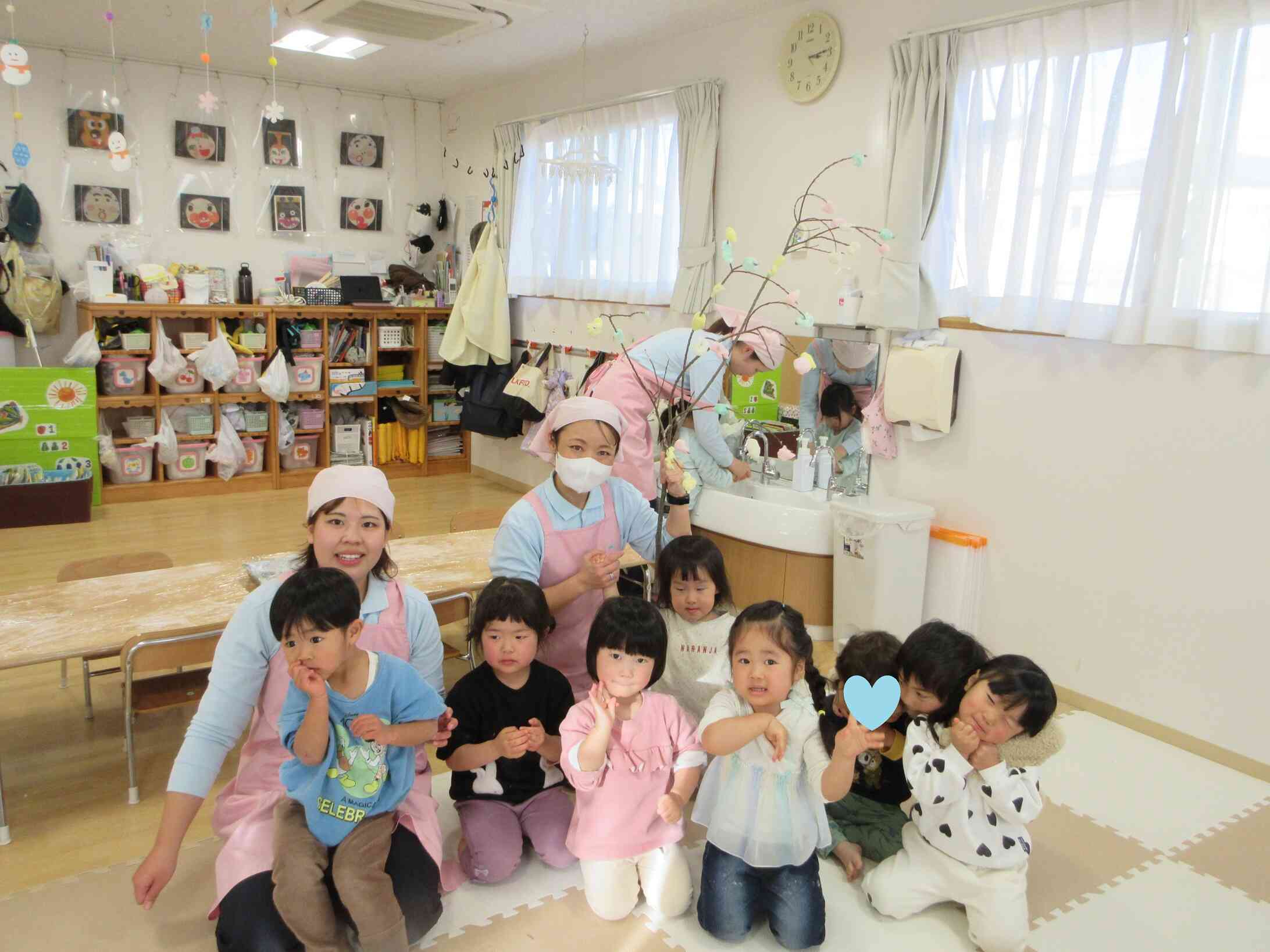 うさぎ組（2歳児）さん、上手に飾って賑やかな飾りができました