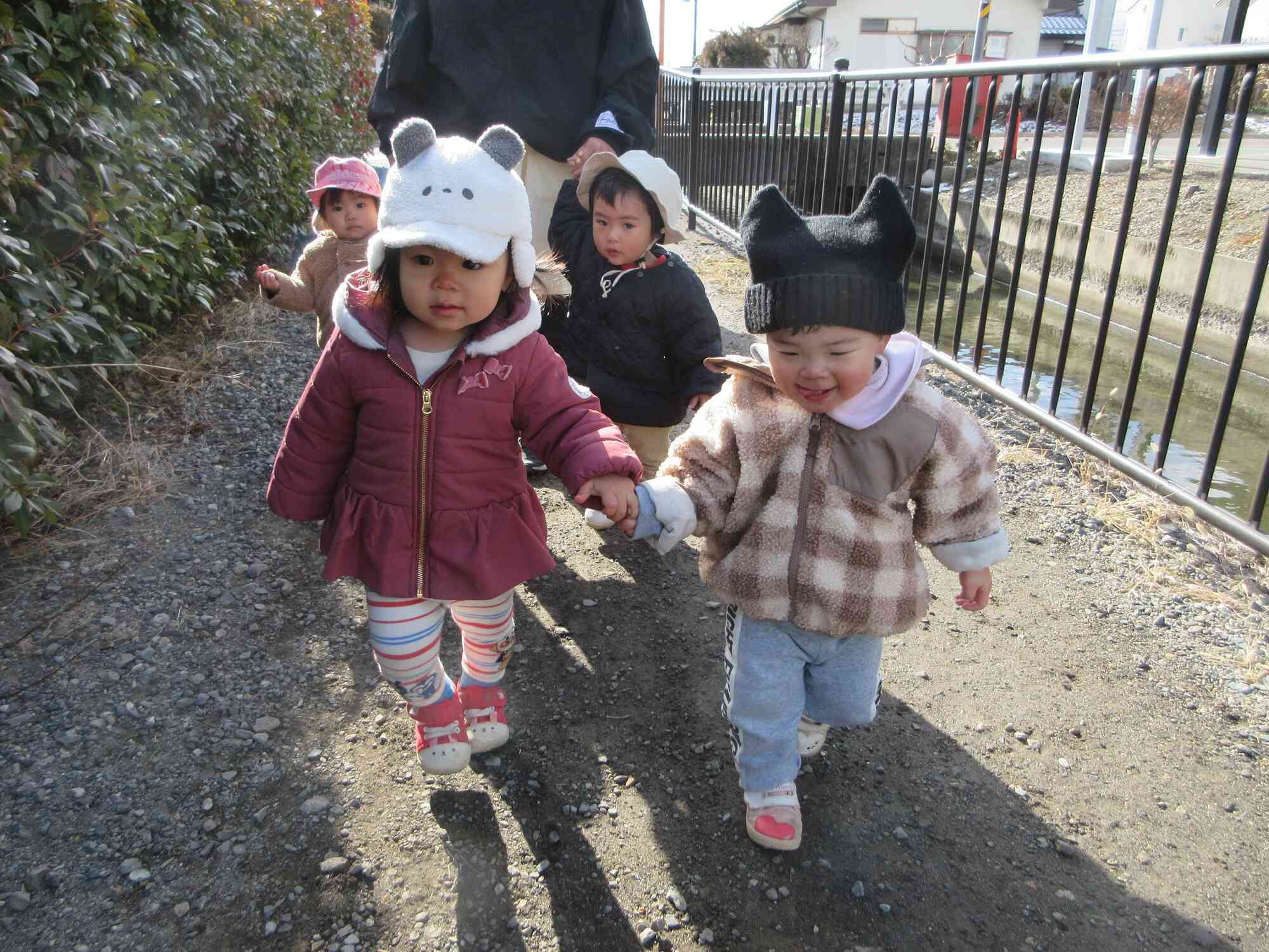 おてて、ぎゅっ