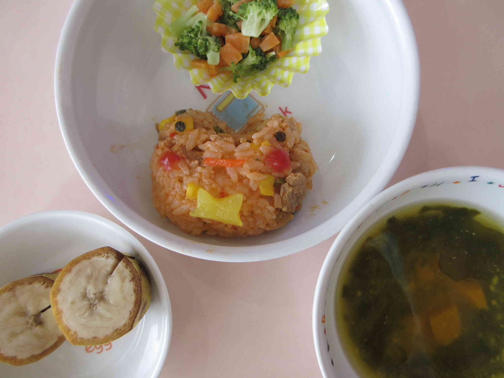 給食の先生がカエルの形に盛り付けしてくれたよ。ありがとう