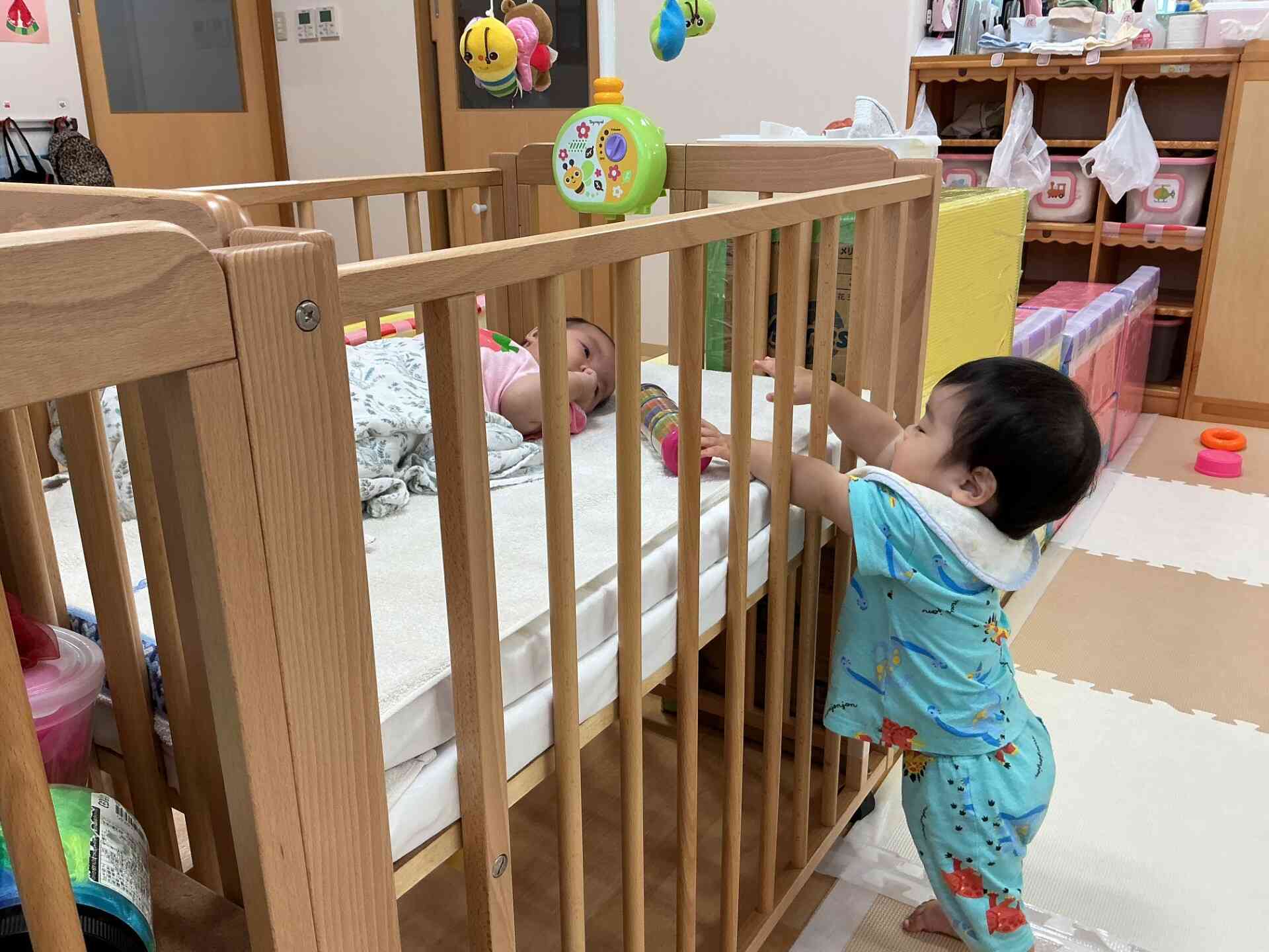 おもちゃをどうぞ!仲良くしようね。