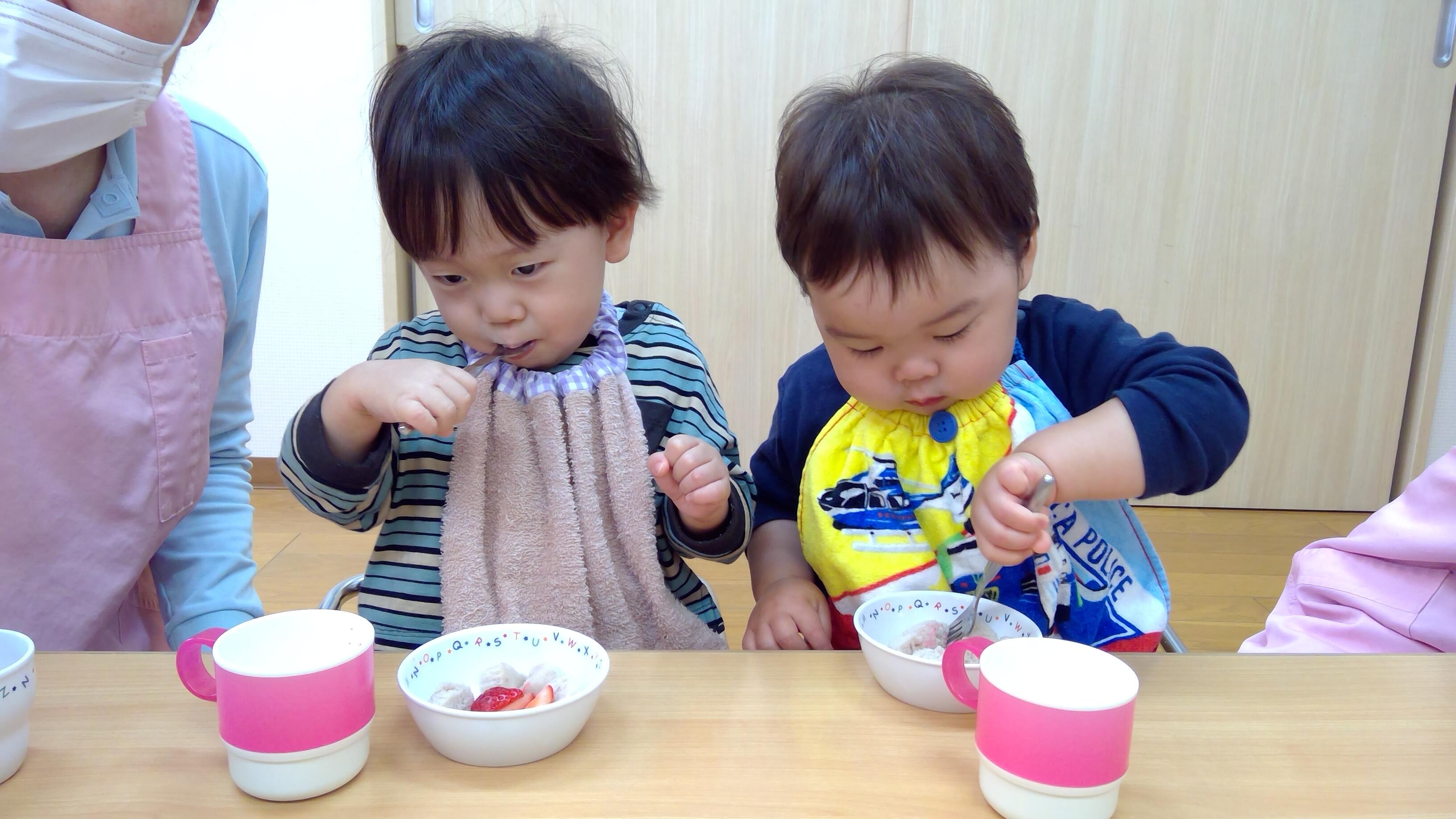 今日のおやつは、みんなで作ったいちごスムージーといちご蒸しパンいちご添え。旬のいちごを贅沢に使ったおやつを堪能しました。