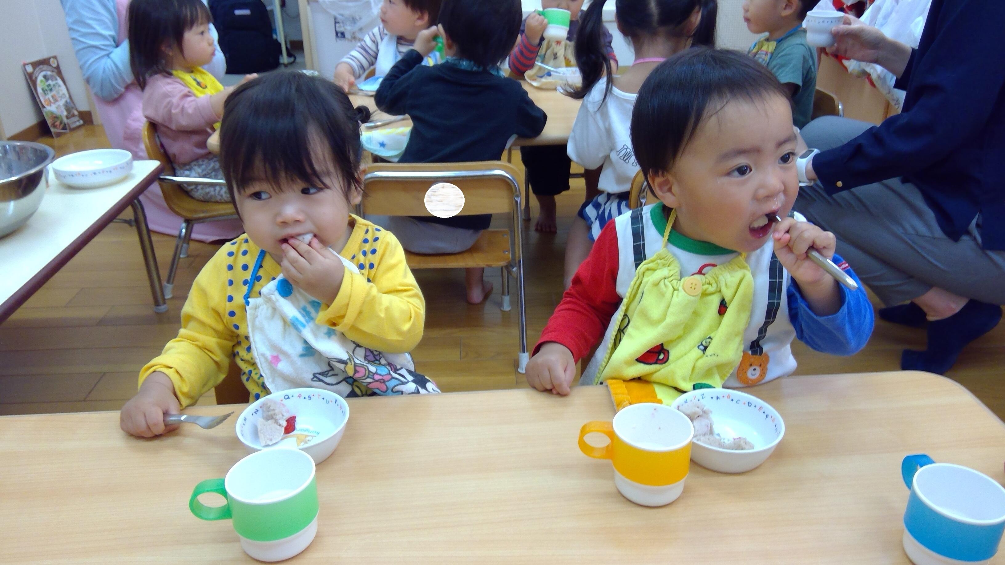 パクパク美味しそうに食べるあひるぐみさん。