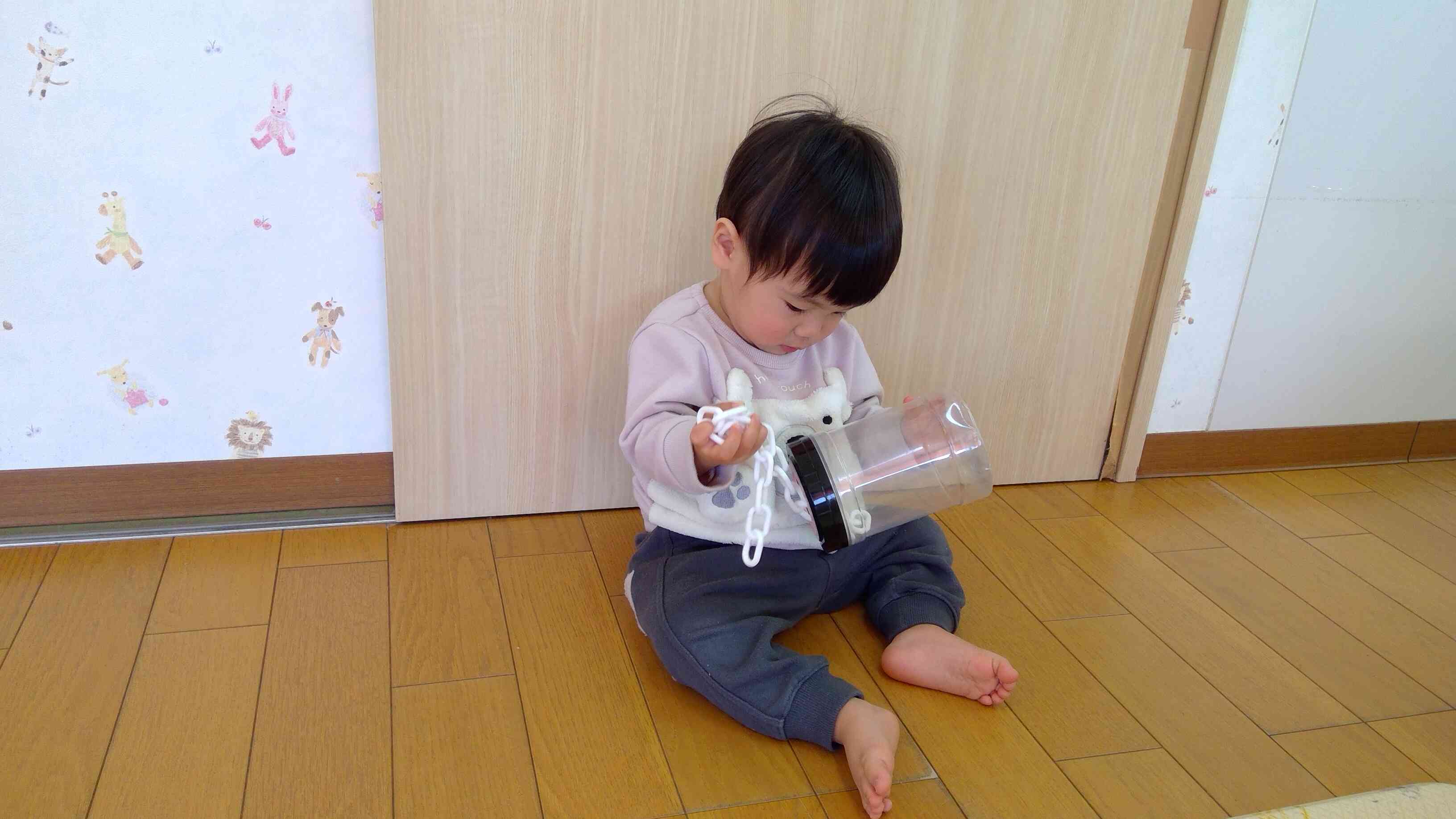 ケースを逆さまにしたり回してみたり、真剣な表情でポットン落としをするおともだち。