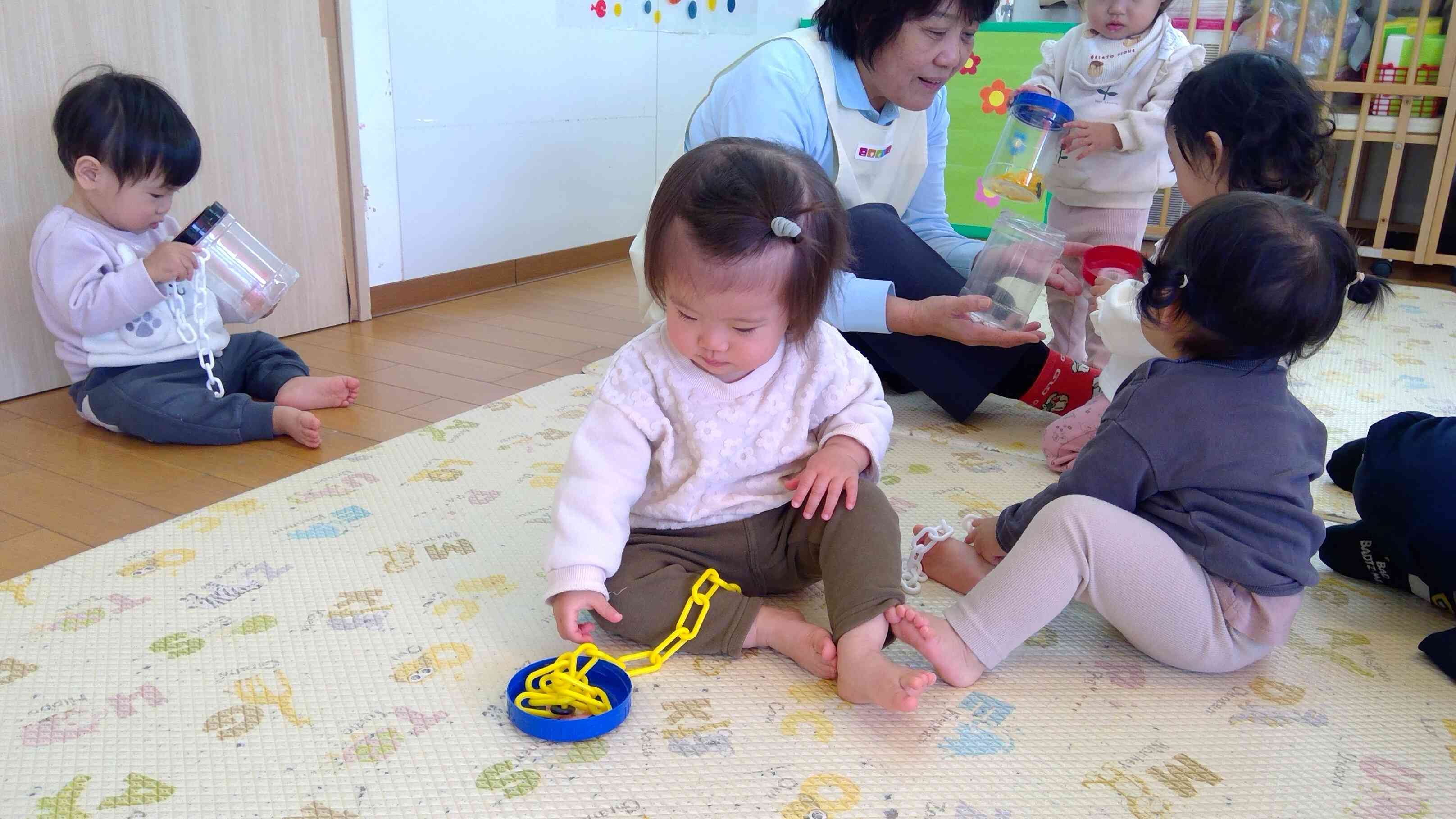フタに長～いチェーンをちょっとずつちょっとずつ入れて遊ぶよ。