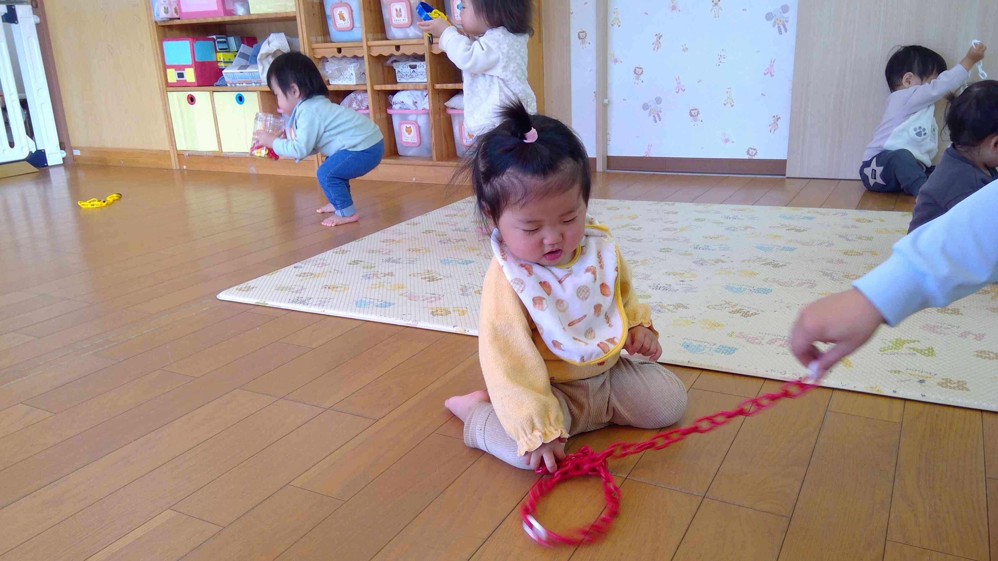 赤色だ～いすき。さわってみよー。