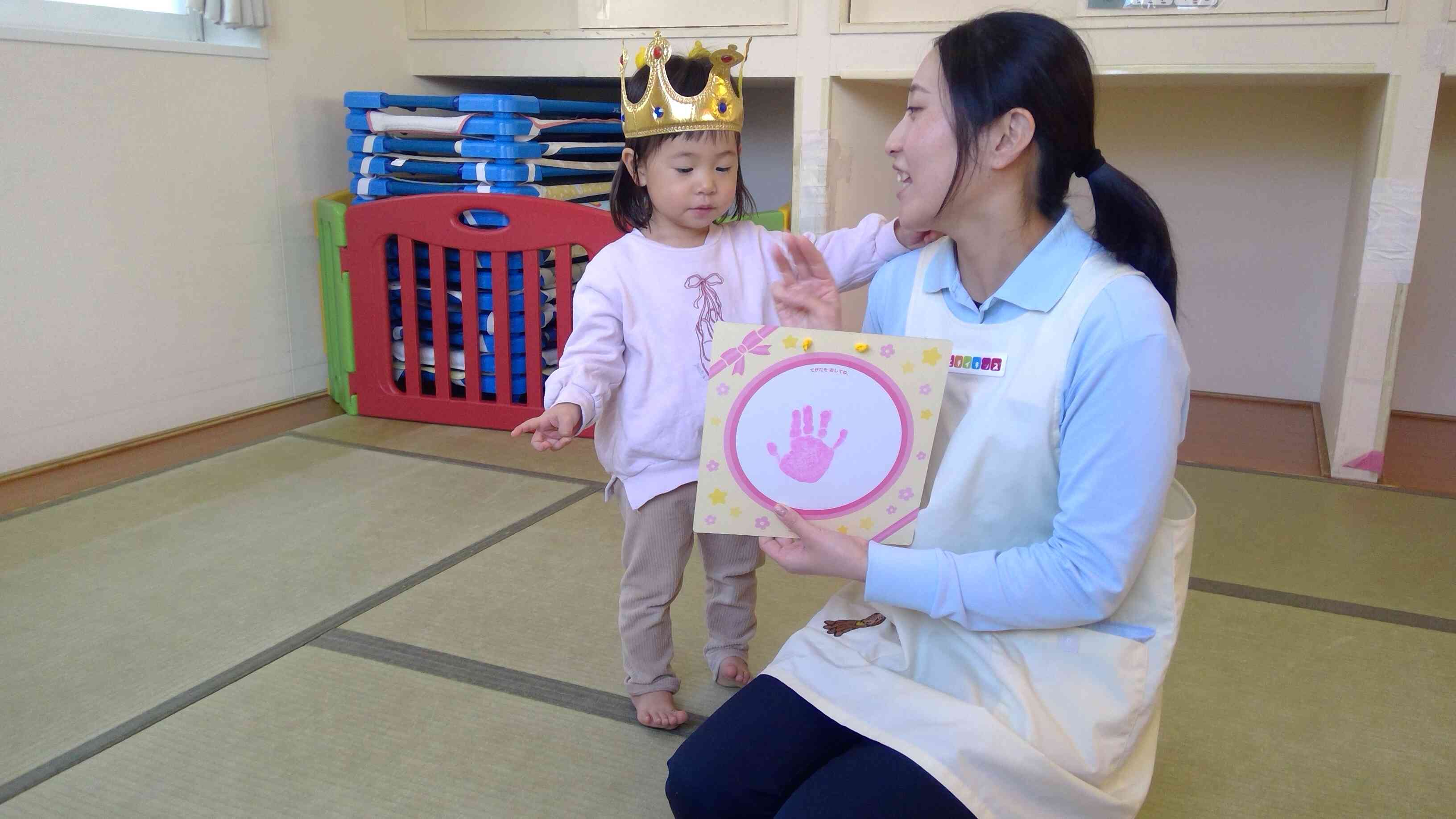 「何歳になりましたか?」と保育者に聞かれて、恥ずかしそうに答えるおともだち