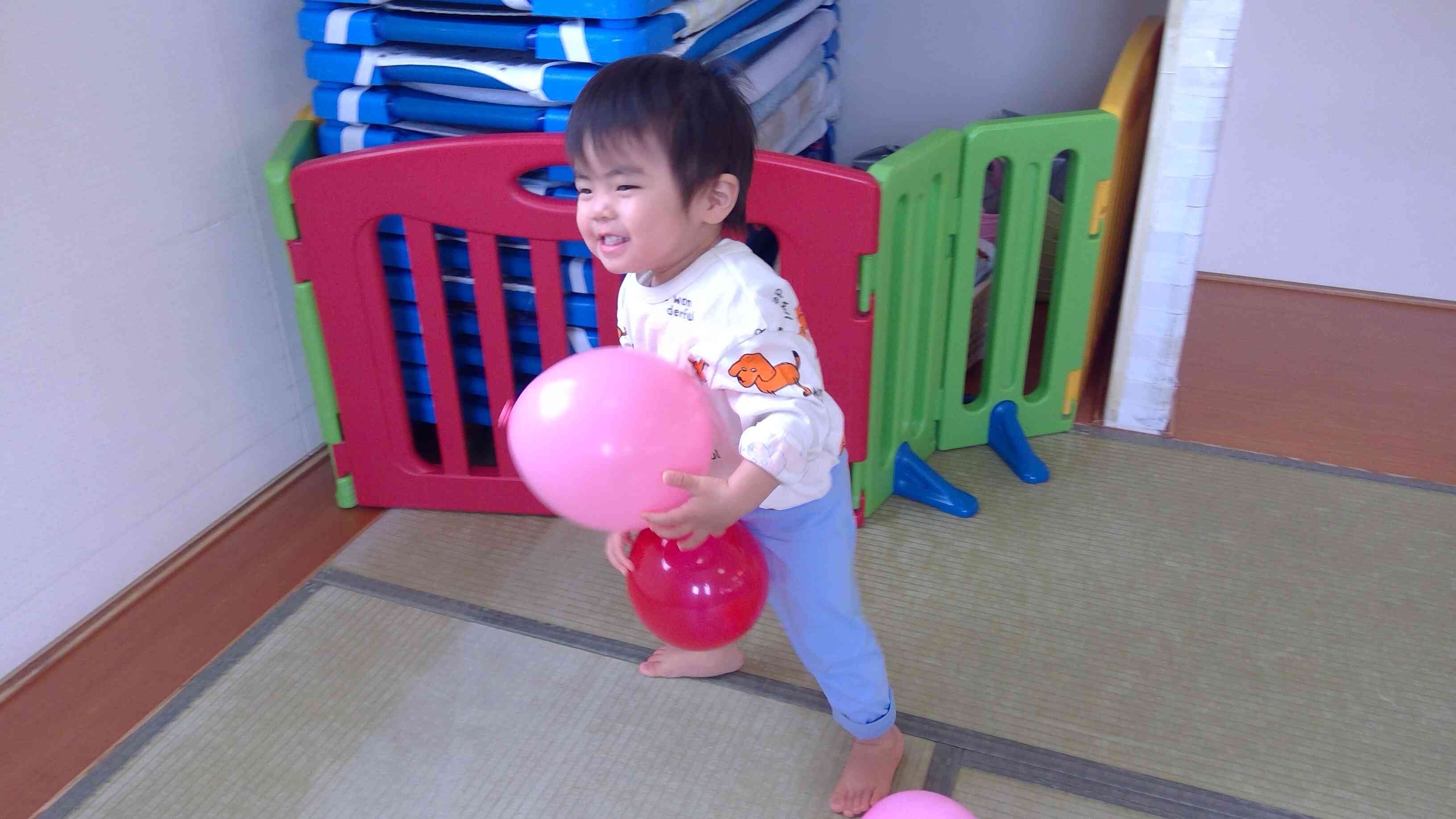 楽しい風船あそび｜ニチイキッズ茶屋町小規模保育園｜ニチイキッズ