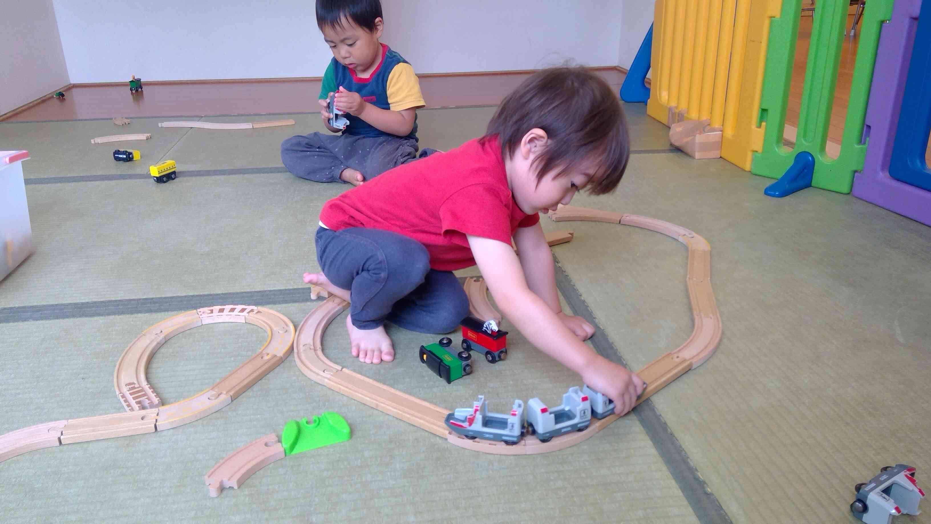 線路をつなげて電車を走らせますよ。
