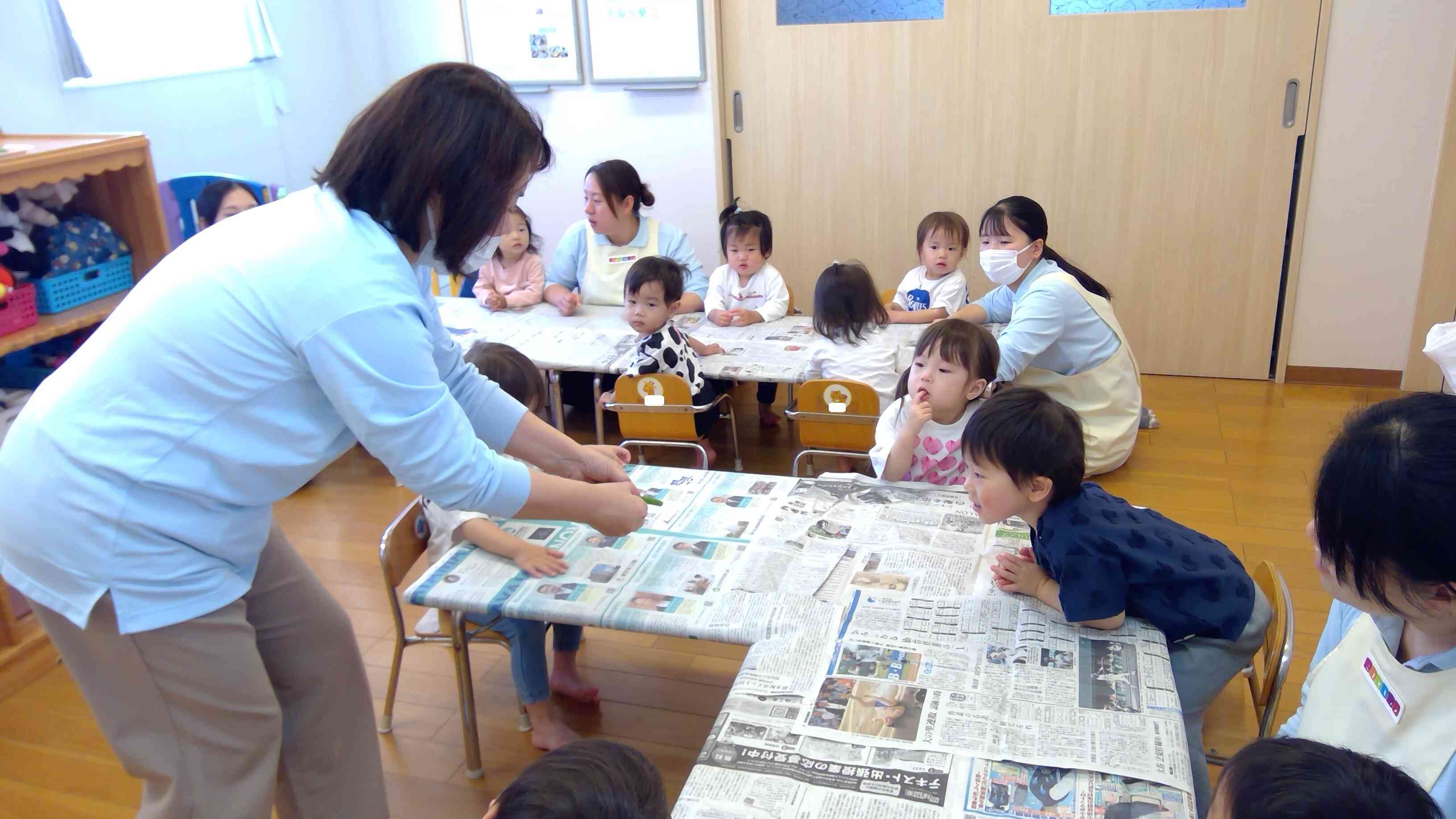 「みせてみせてー」興味津々の子ども達。