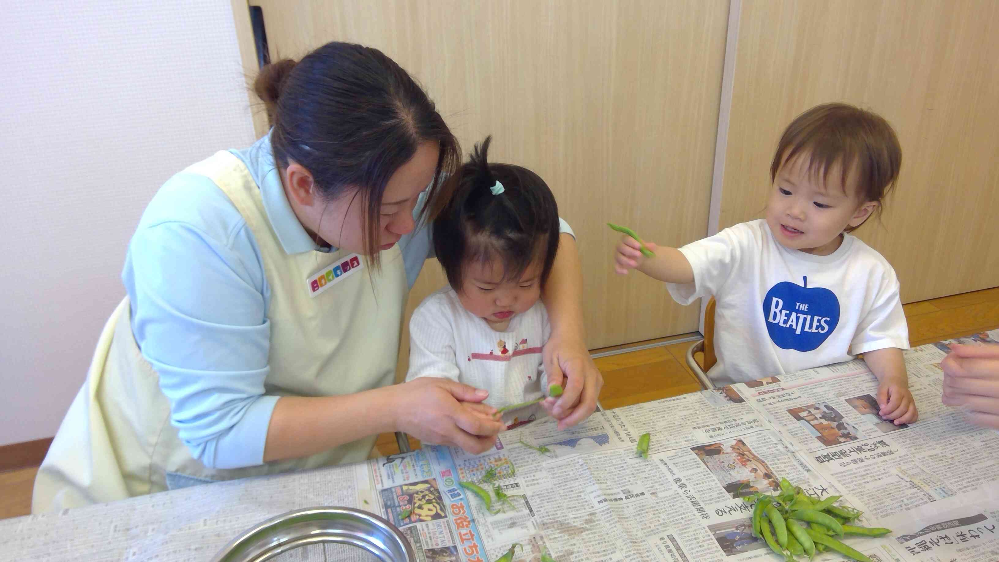 あひるぐみさん（1歳児）も保育者と一緒にチャレンジ。