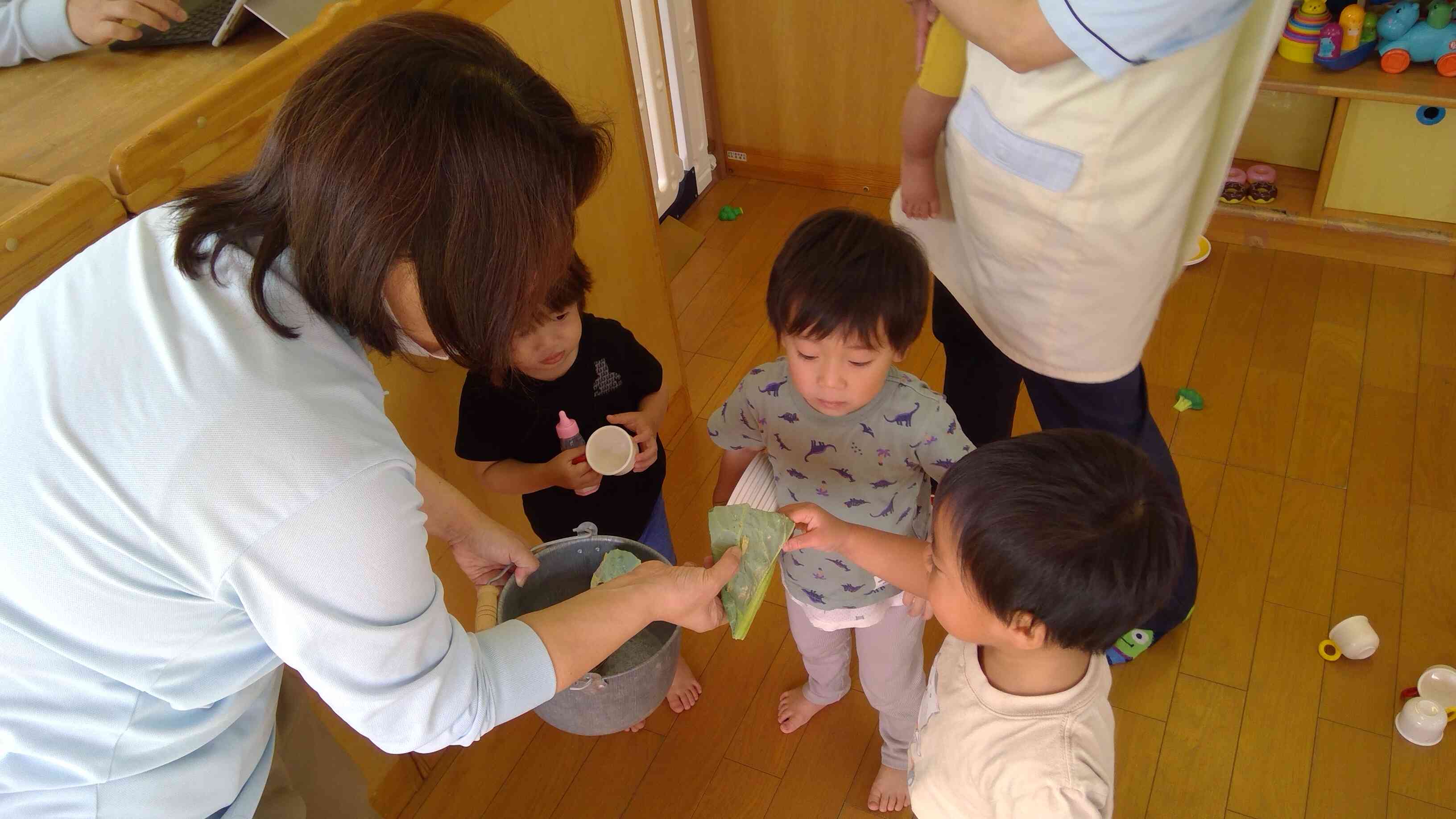 蛹の抜け殻を興味津々に観察中。