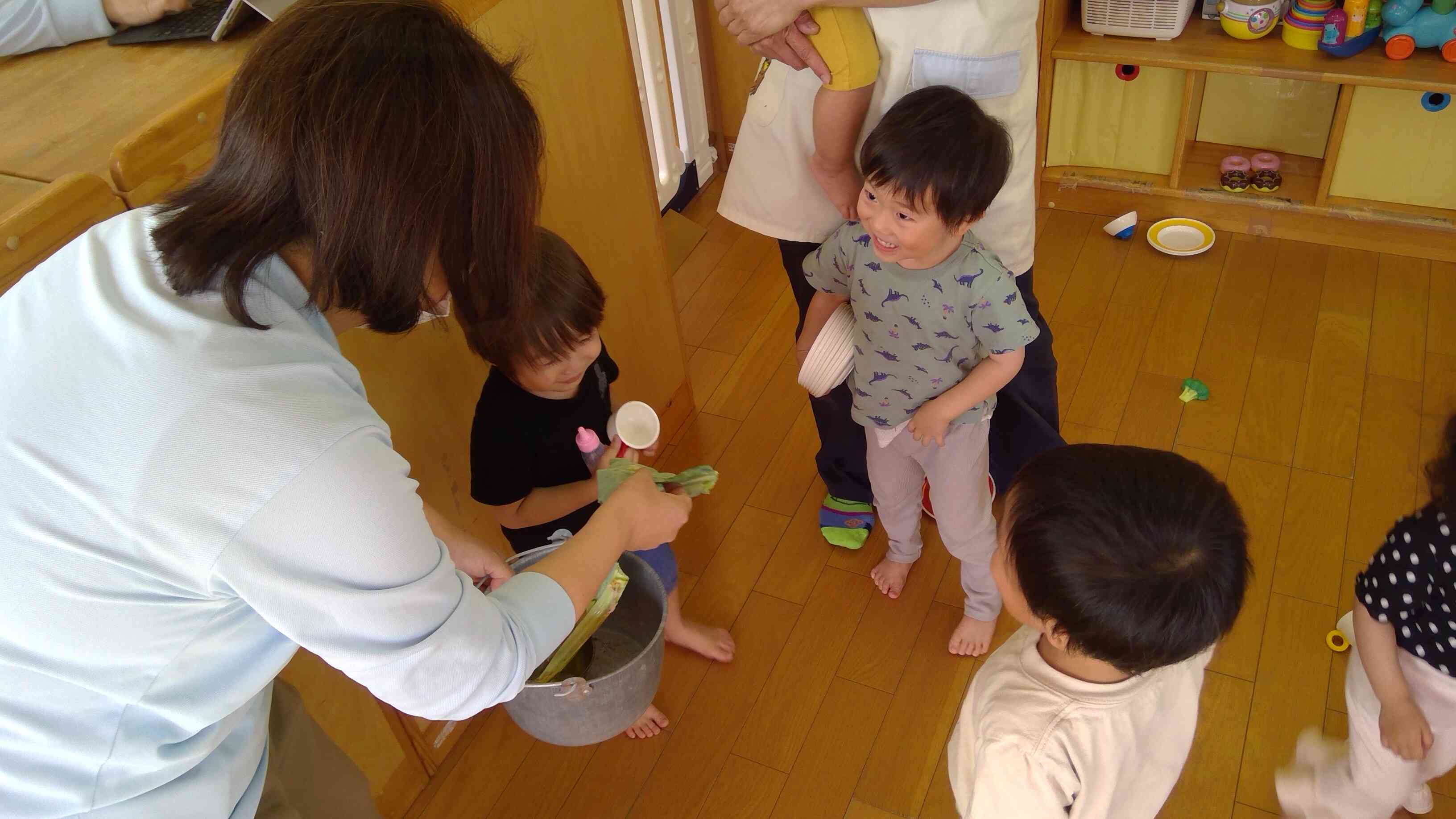 ちょっぴり怖くて後ずさり。