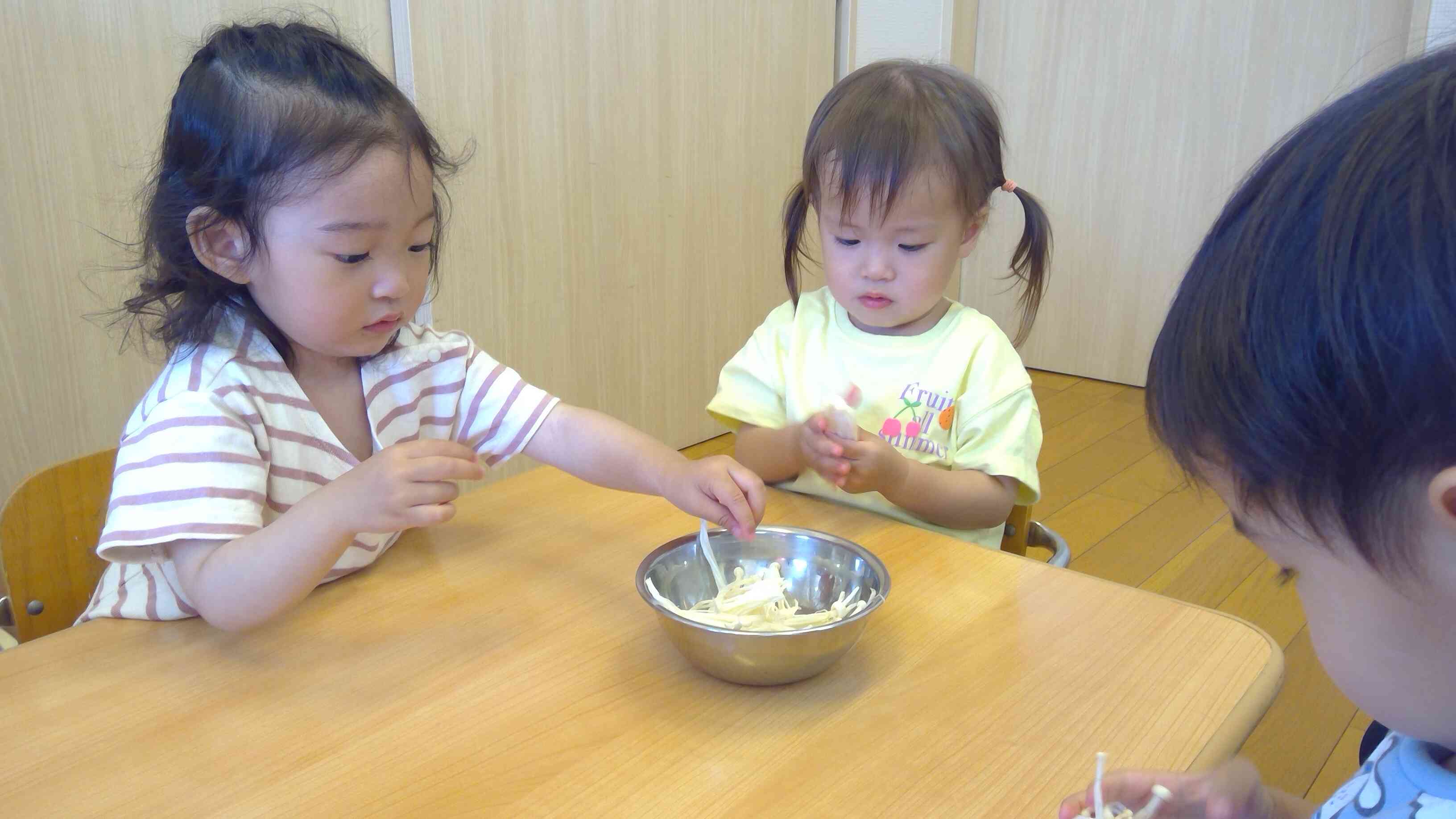 くっついていたえのきだけをみんなで一本ずつバラバラにしたよ。