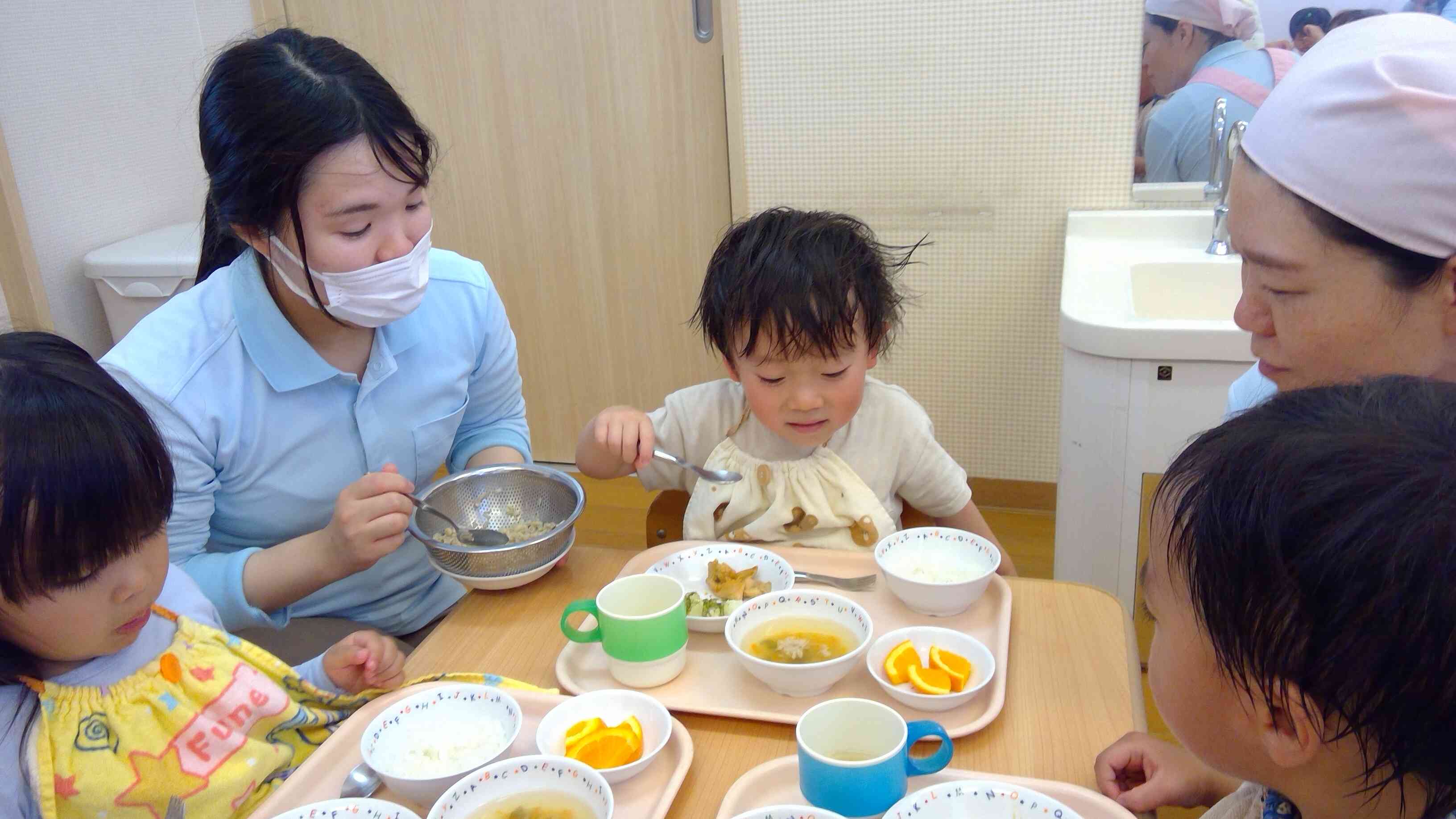 みんなでバラバラにほぐしたえのきだけ、給食の先生が茹でてくれてお汁の中に入れてくれましたよ。
