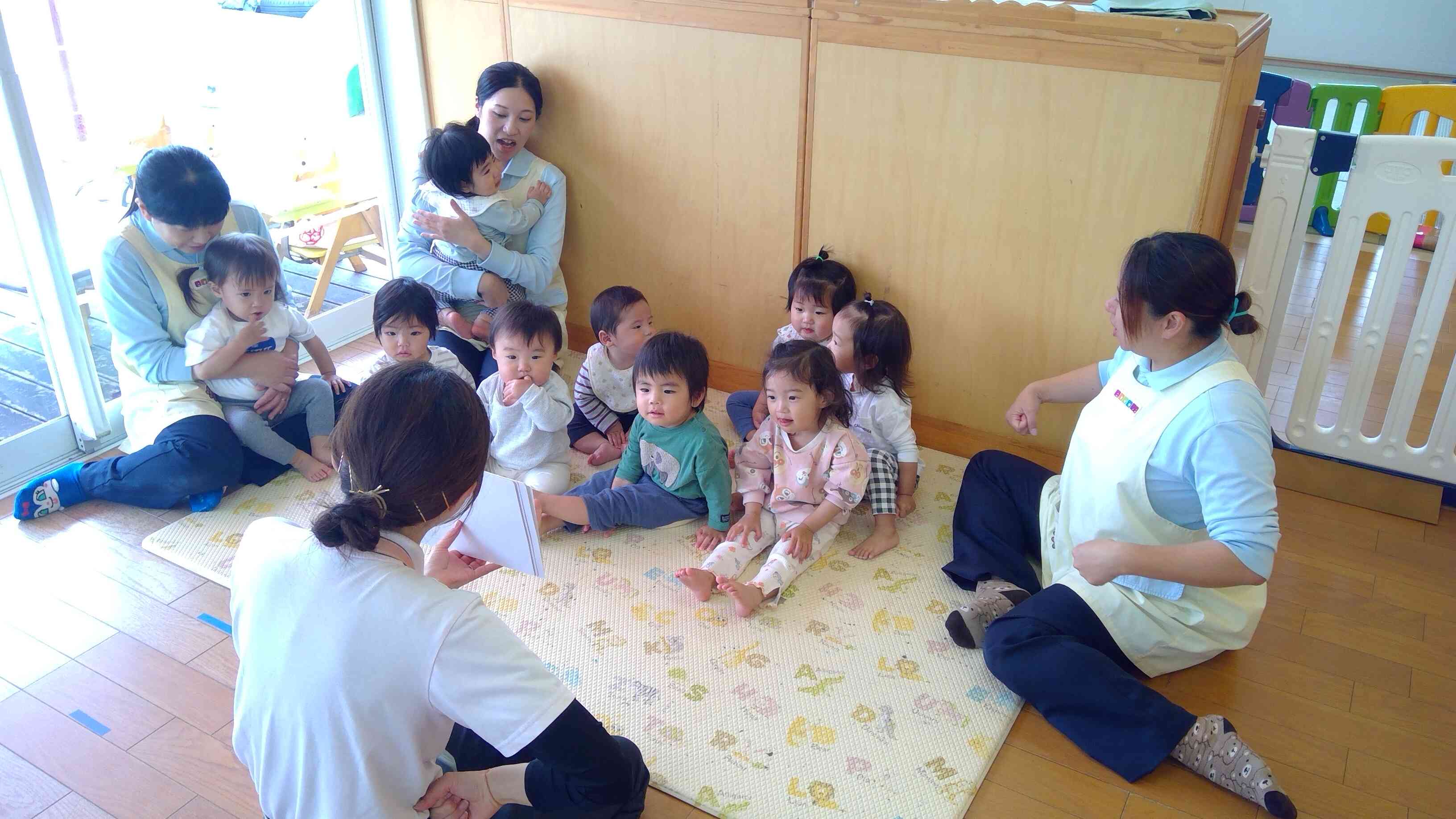 講師の先生のお話を集中して聞いていますよ。