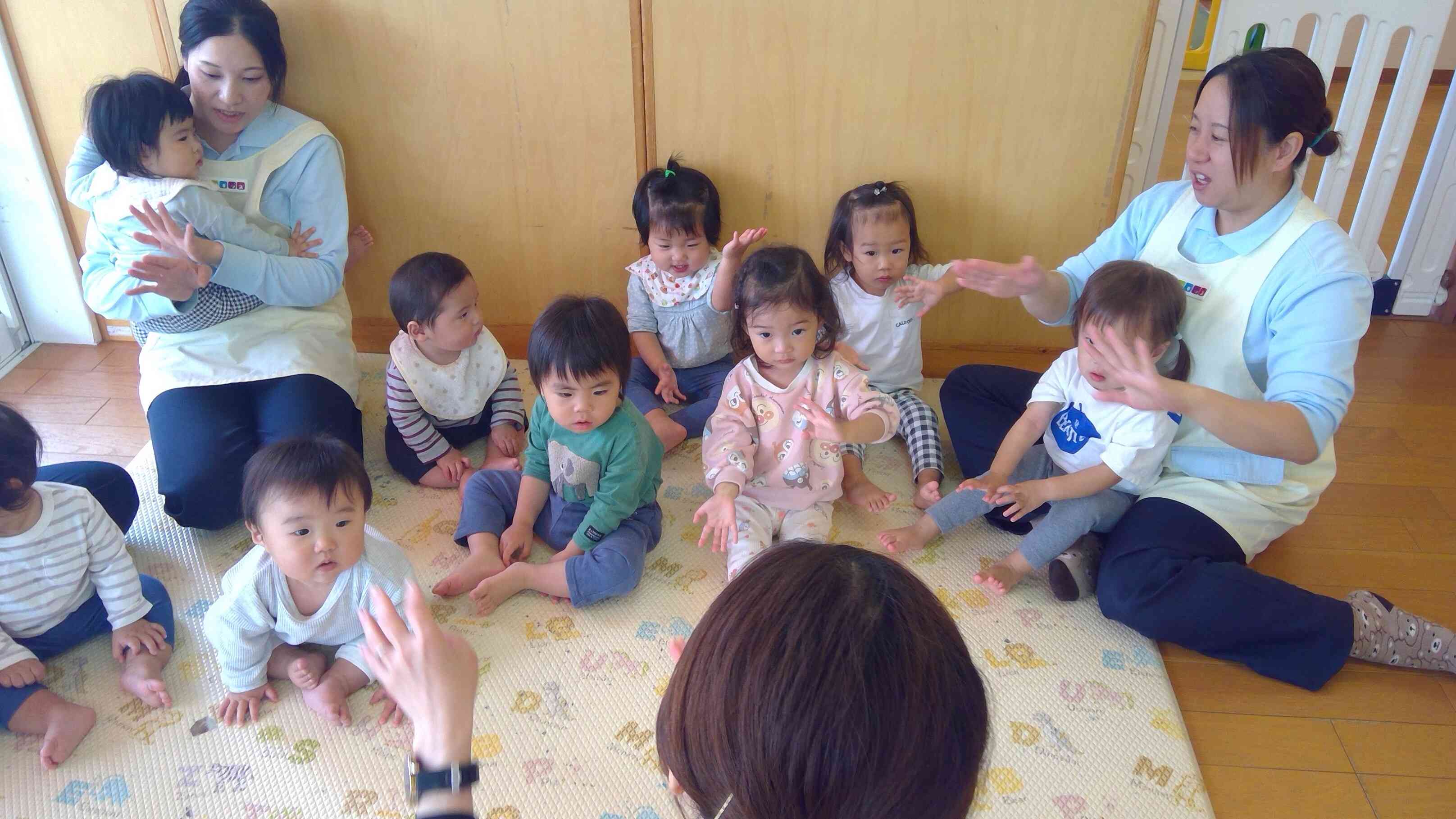 音楽に合わせて、ニコニコで体を動かす子ども達。