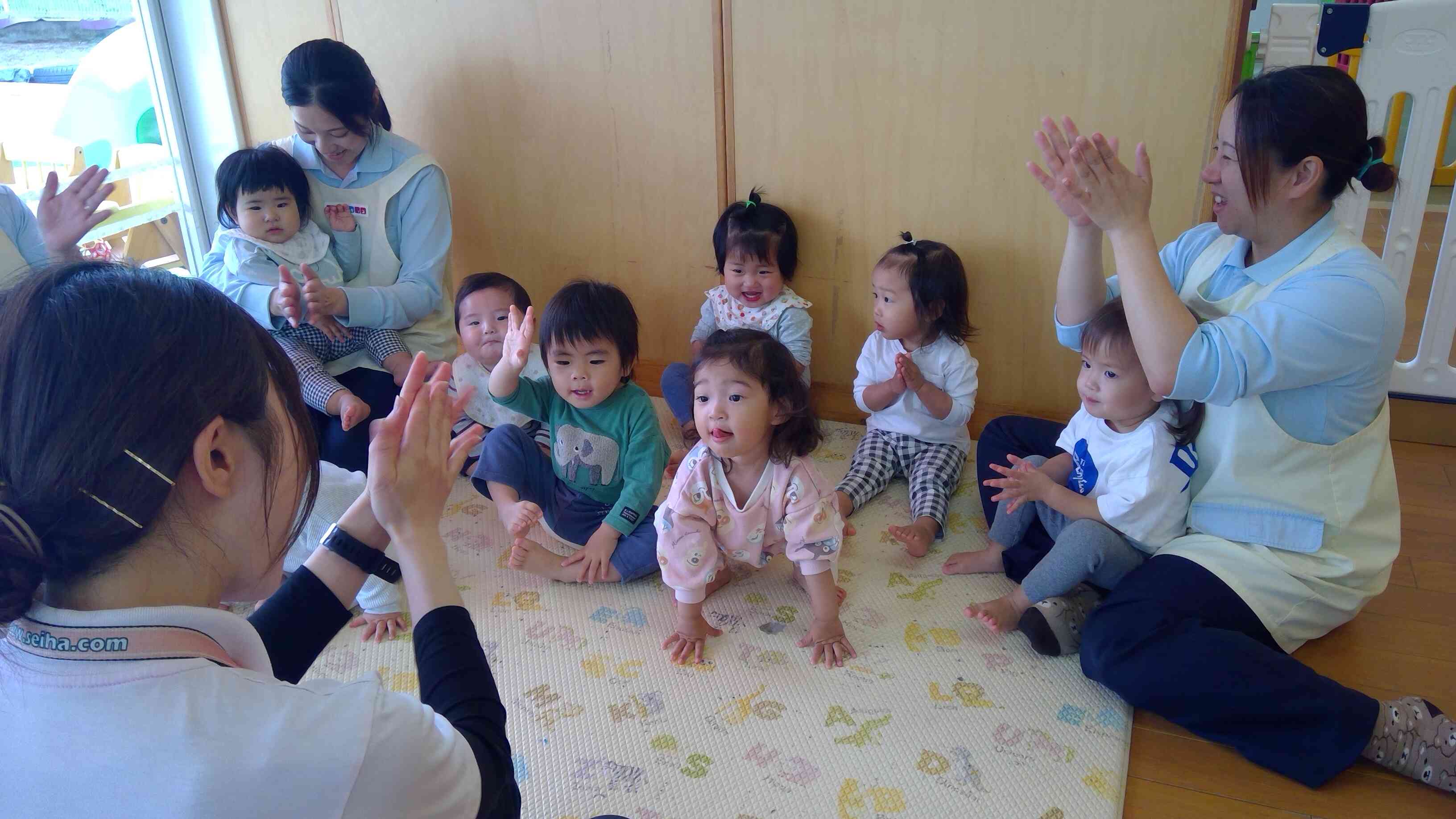 真似っこがとっても上手なあひるぐみさん(1歳児)