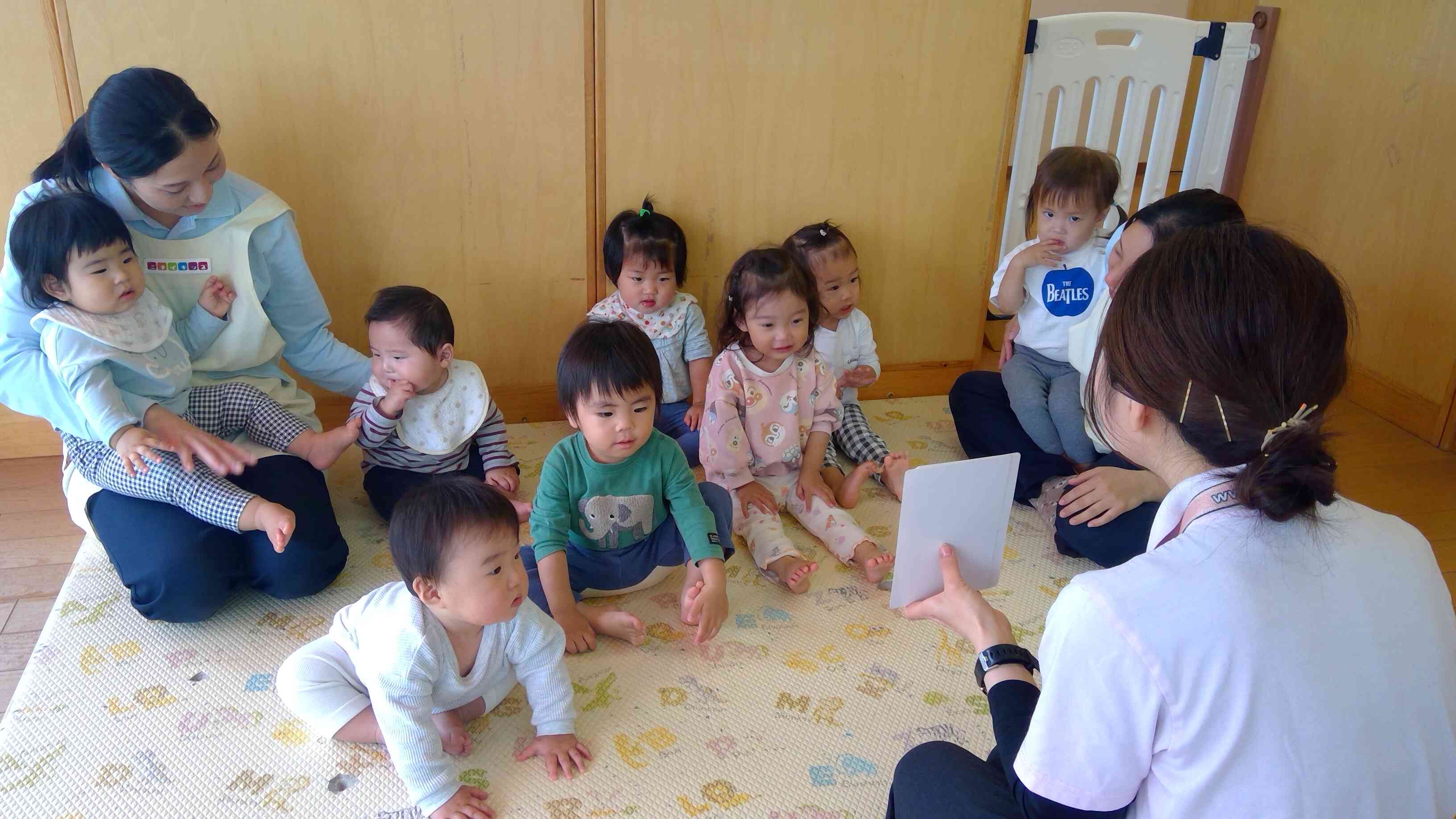 カードを見ながら、講師の先生の真似っこをして発音してみますよ。