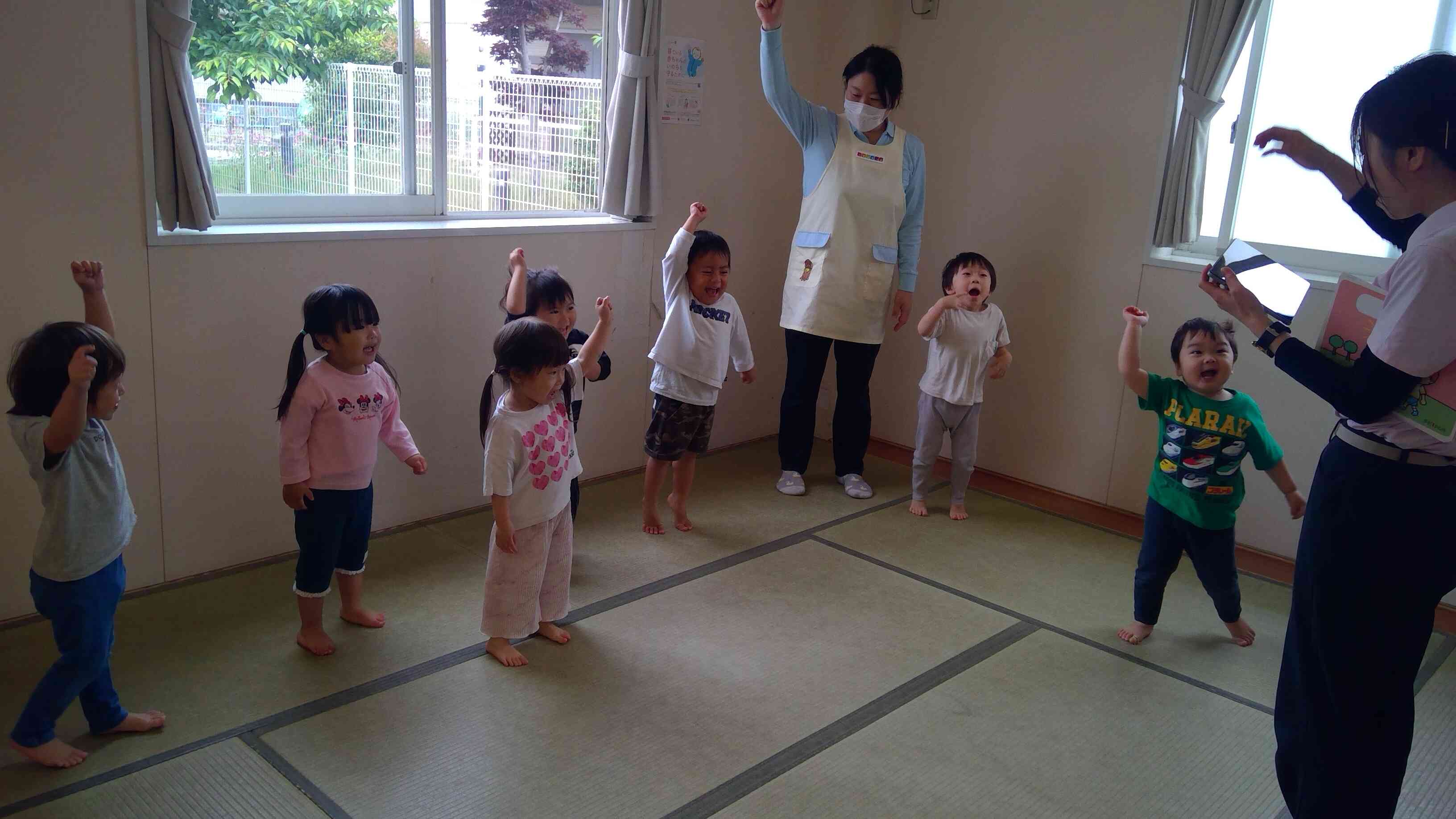 みんなノリノリで元気いっぱい踊りますよ。