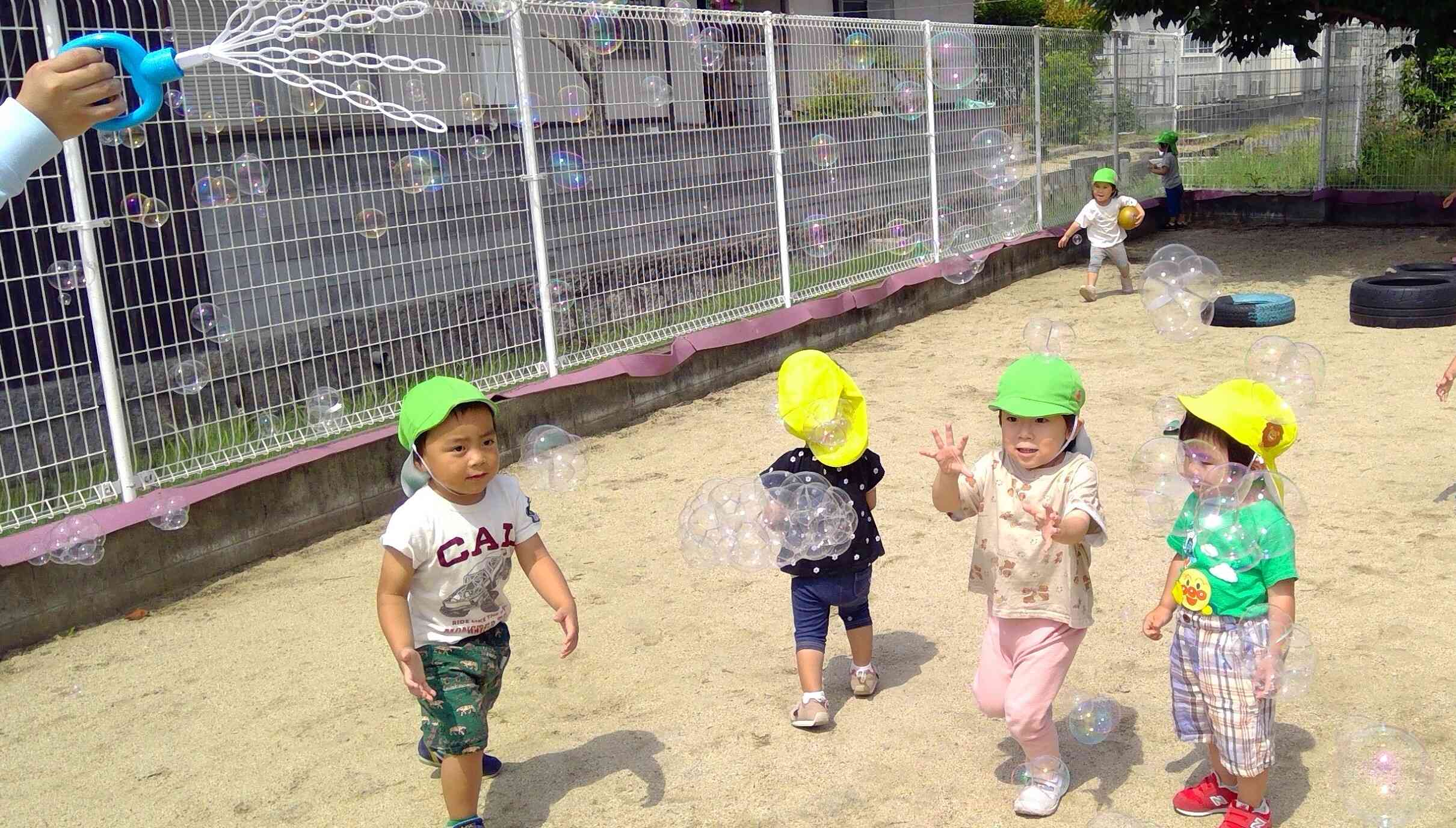 園庭でおもいっきりあそぶよー