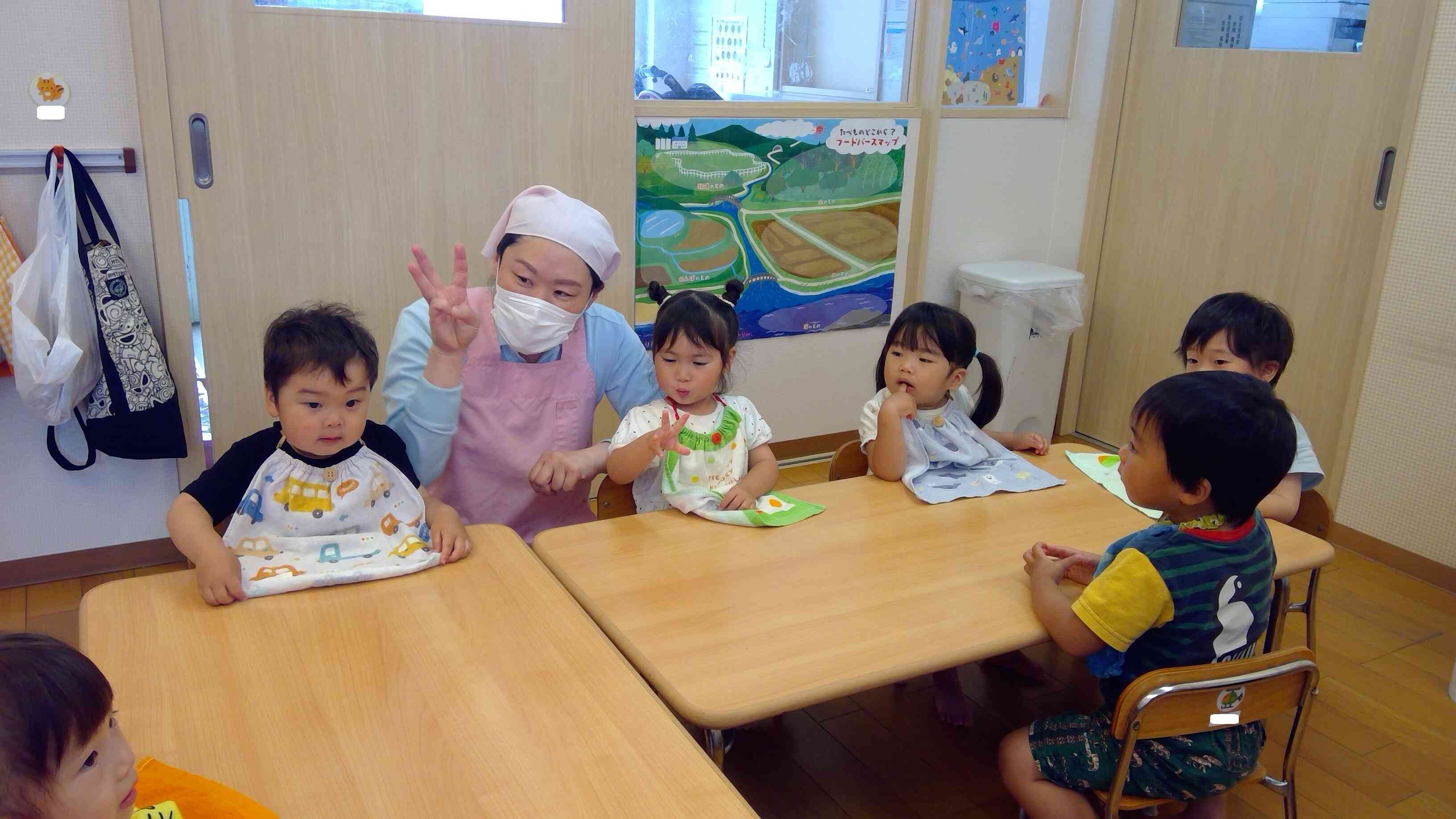 『もうすぐお誕生日なんだってー』と保育者が他のお友だちに教えてくれました。