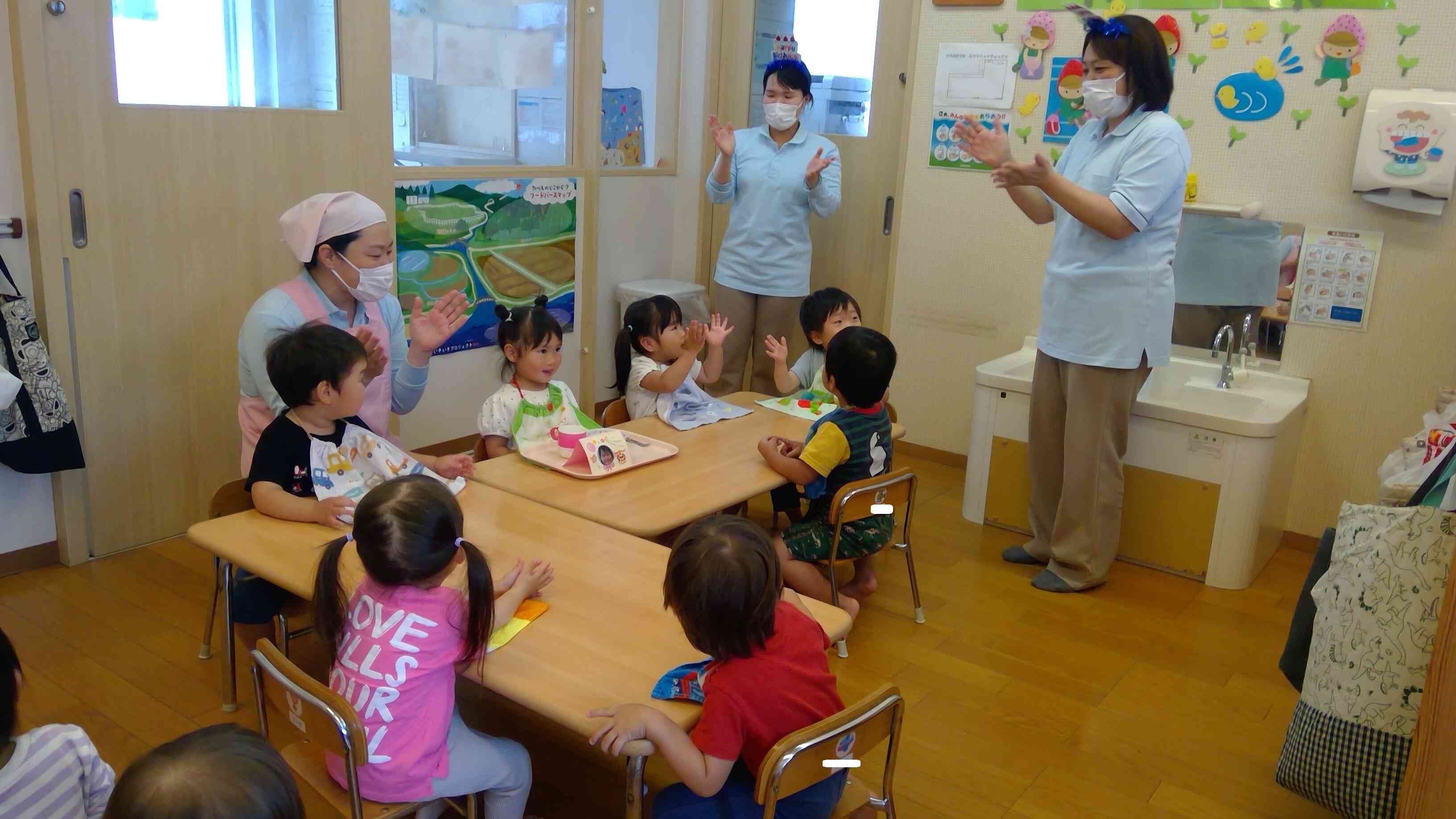 お友だち、保育者、給食の先生、みーんなで『たんたんたんたんたんじょうびー』とお歌のプレゼント。