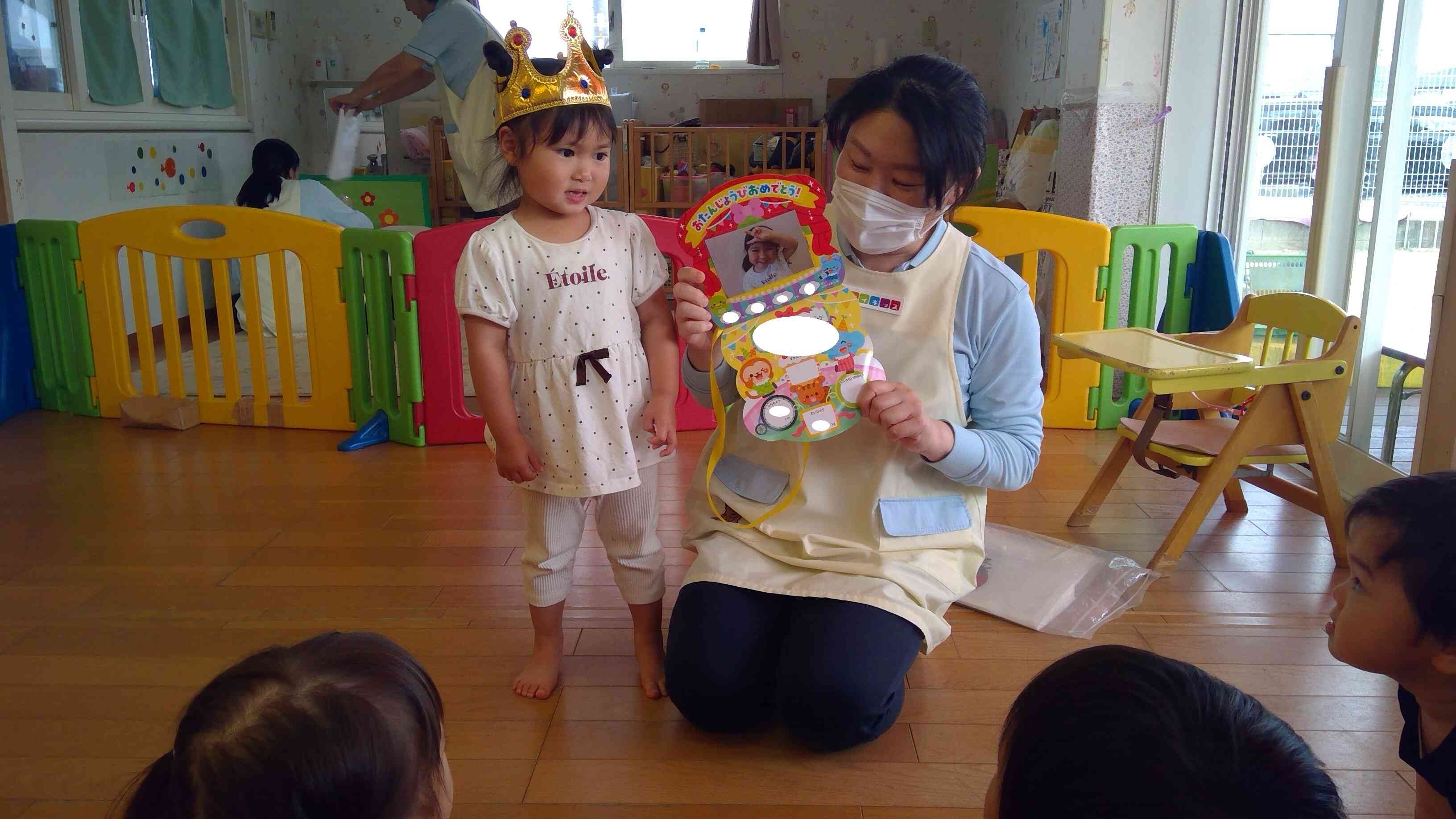 可愛いお写真と保育者からのお祝いのメッセージが書かれた、お誕生日カードをもらいましたよ。